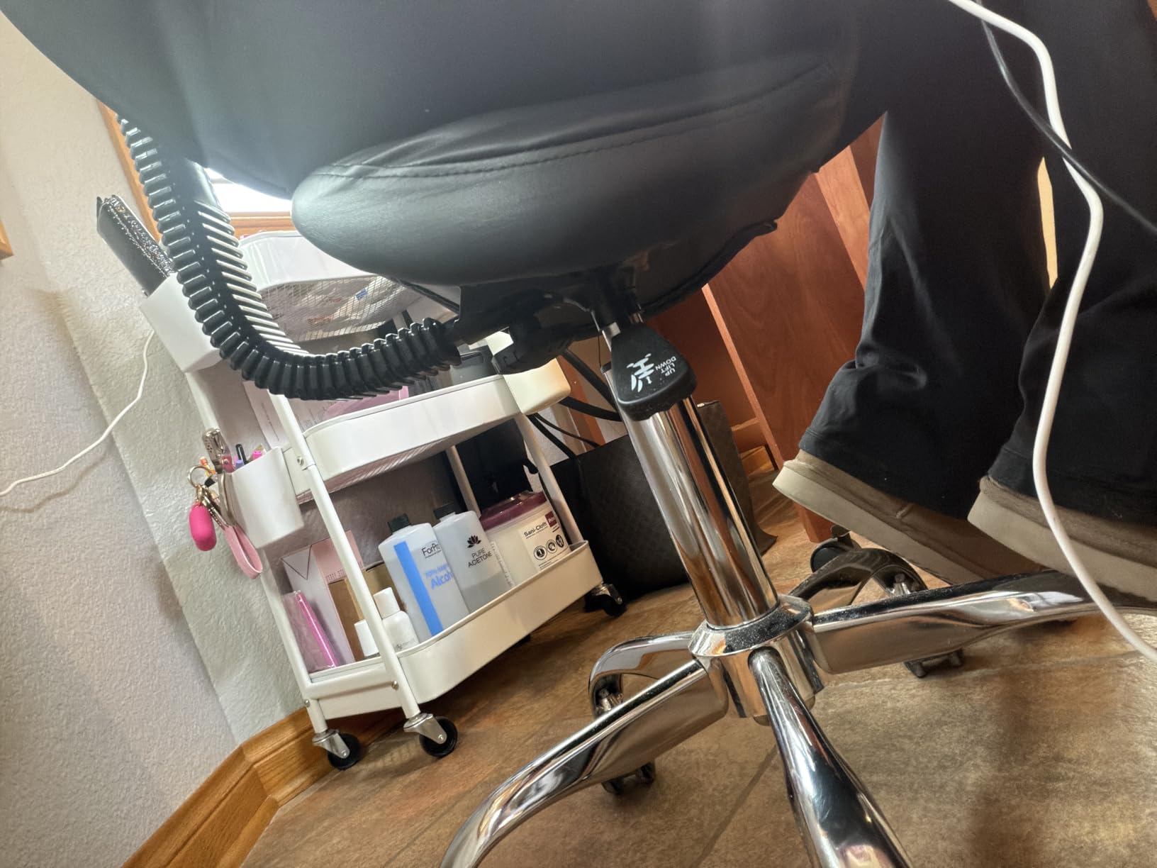 VEVOR Saddle Stool with Back Support and Wheels, 450 LBS Weight Capacity Ergonomic Rolling Stool, Height Adjustable Thickened PU Leather Swivel Saddle Chair for Salon, Spa, Massage, Tattoo, Black customer photo 2