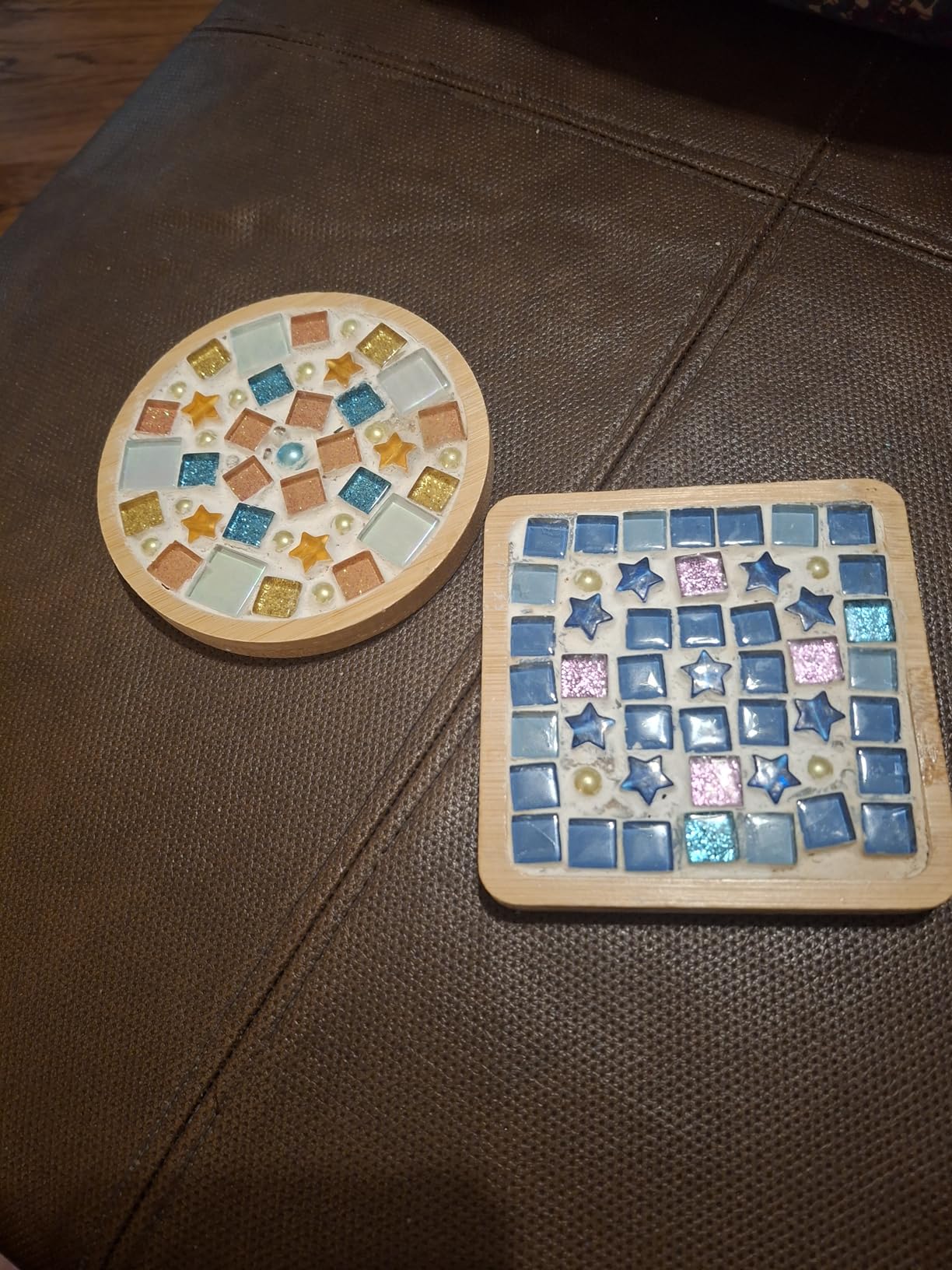 Airsnigi 10 Set DIY Mosaic Tiles for Crafts Mixed Color Mosaic Kits with Wooden Coasters Handmade Glass Coasters Crafts Set for Adult Creative Handmade Home Decoration Christmas Gift customer photo 2