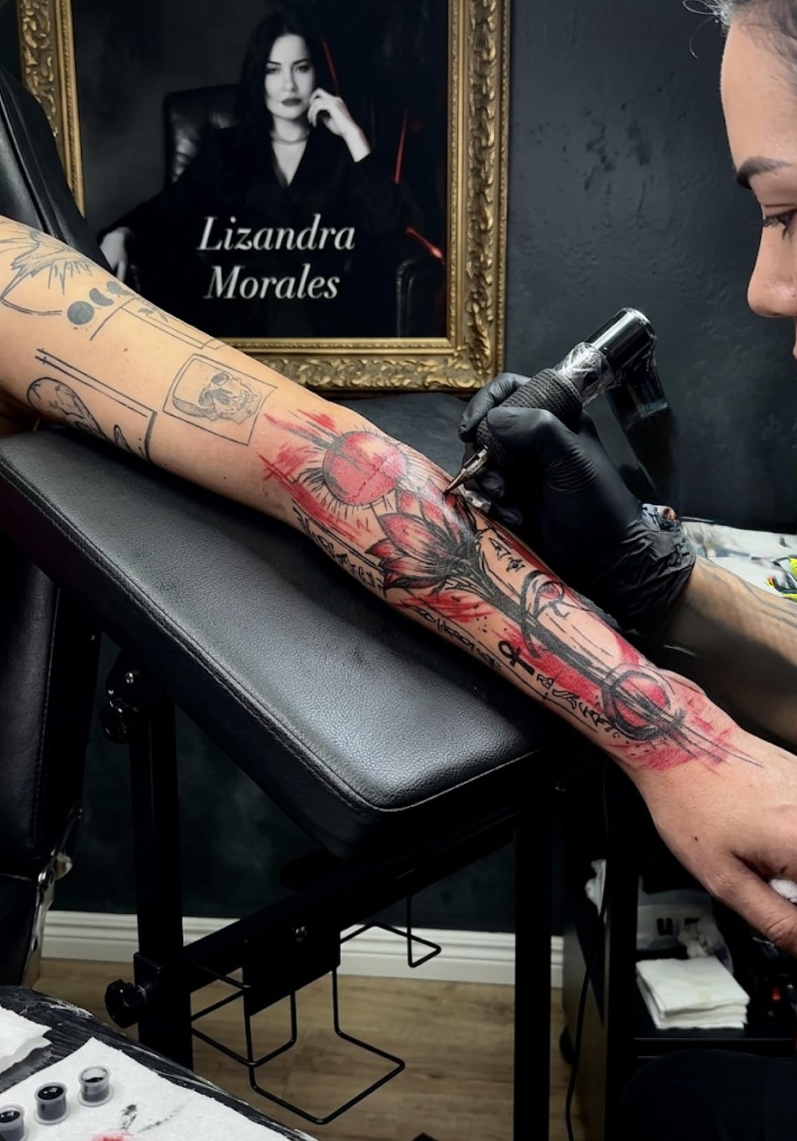Tattoo Arm Rest Stand, Large Armrest Tattoo with Rack and Storage Compartment, Tattoo Armrest Stand with PU Leather Soft Sponge Pad, Adjustable Height & Angle for Tattoo Supplies customer photo 1