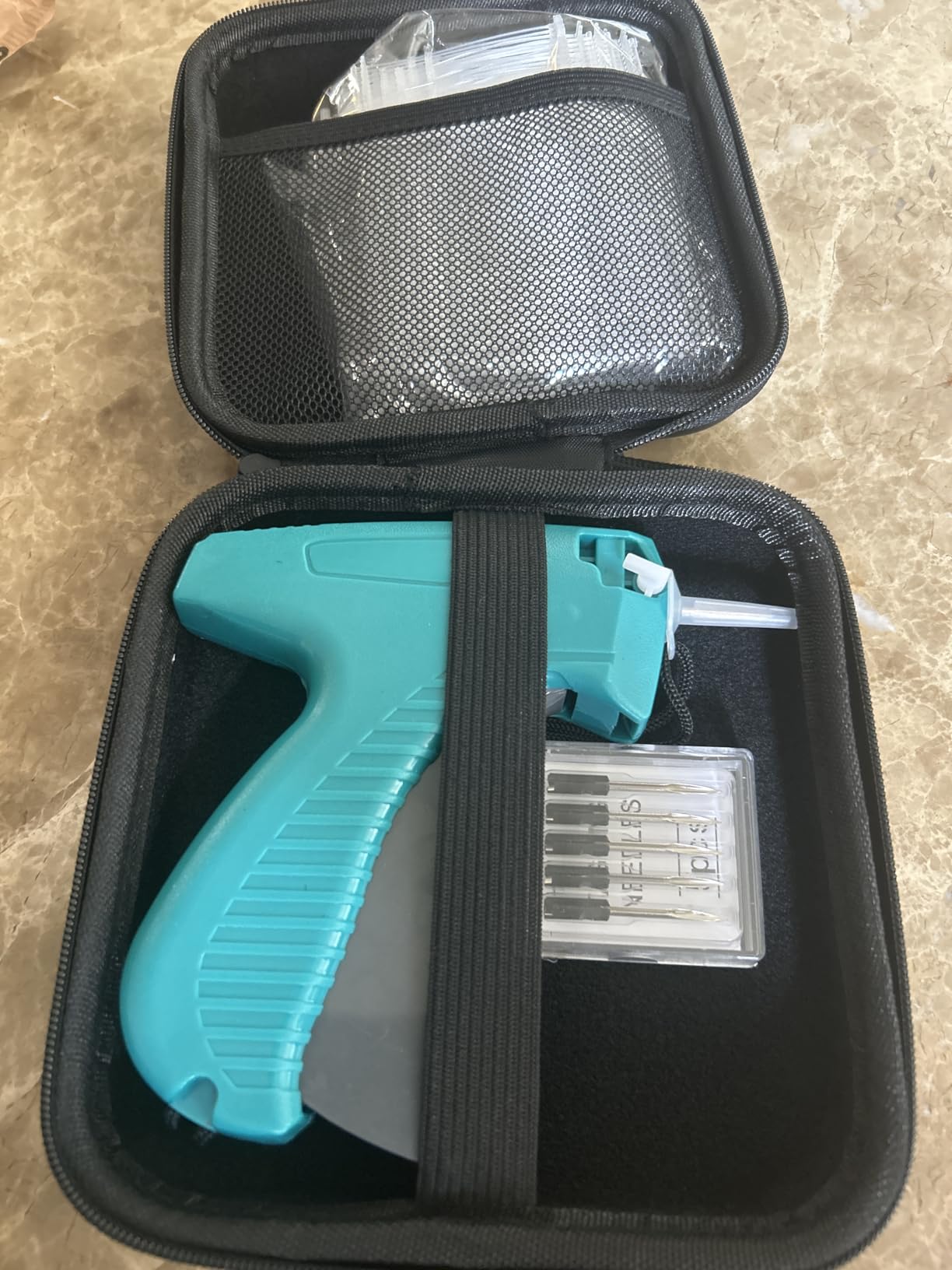 BEVTEE Price Tagging Guns for Clothes, Retail Price Tag Attacher Guns for Clothing (Not Stitch Gun), Includes 5 Needles, 1008 Barbs Fasteners, 1 Hard EVA Bag(Green) customer photo 2