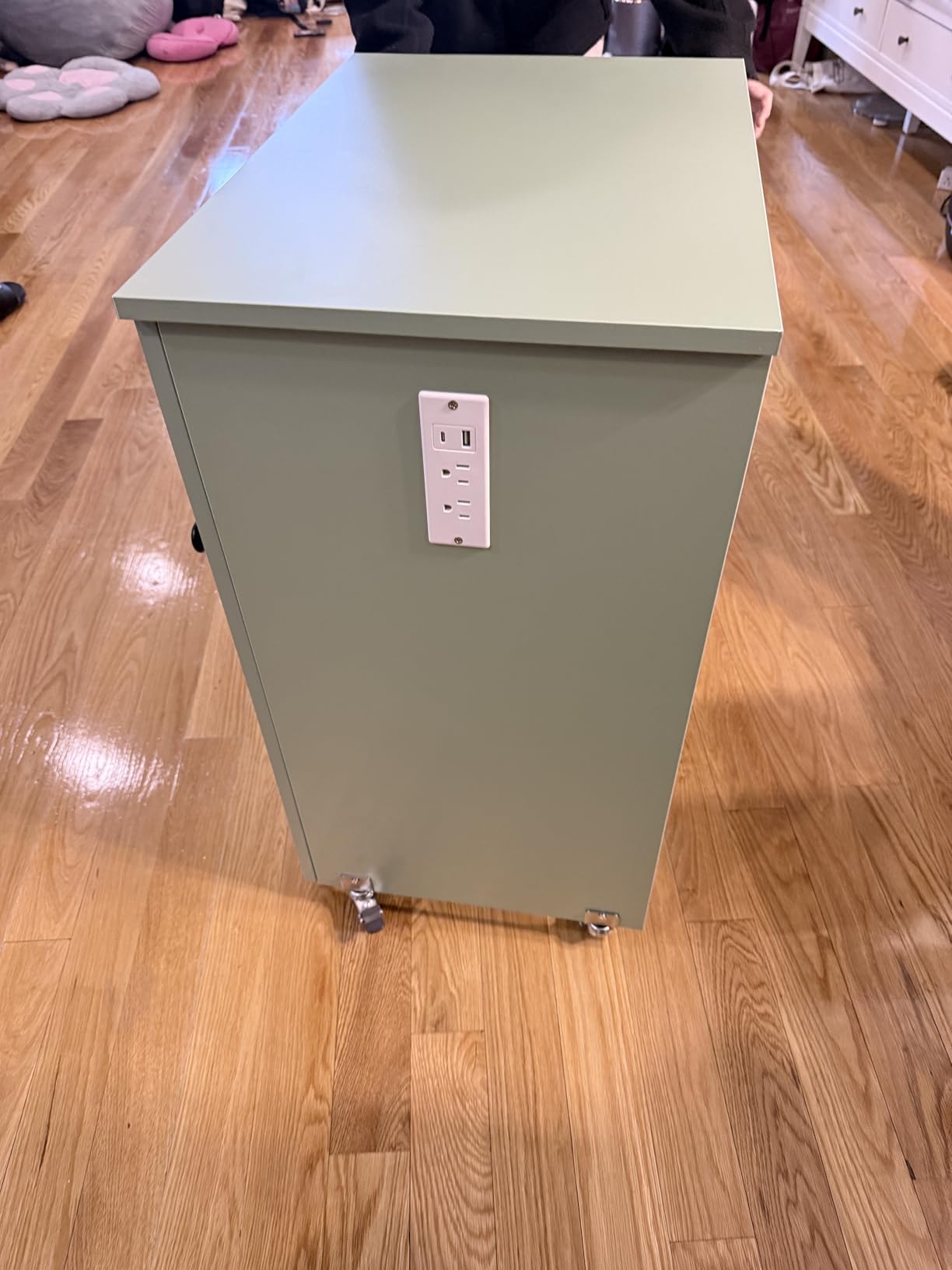 Giantex Folding Sewing Table with Charging Station, Rolling Craft Table with Storage Trays & Shelf, Foldable Sewing Machine Cabinet Desk with Lockable Wheels for Small Spaces (White) customer photo 1