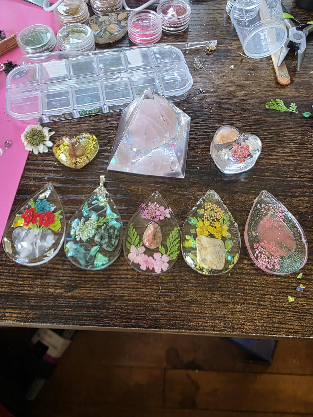 LET'S RESIN All-Inclusive Keychain Making Kit, 12-Color UV Resin with Keychain Molds Silicone, UV Light, 6 Styles Flower and Heart Open Bezels for Resin, Jewelry Making Kit for Beginners, Craft Decor customer photo 1