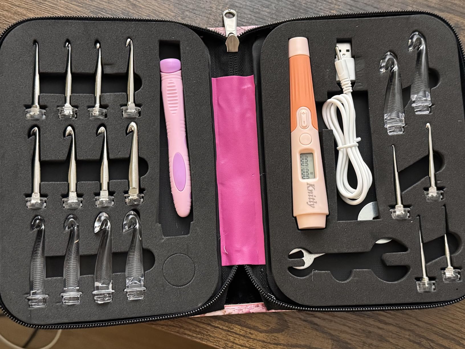 knitly Light Up Crochet Hooks Set with Digital Counter,18 Size Counting Crochet Hook with 2.0-14.0 mm Interchangeable Hooks,Ergonomic Crochet Kit&Gift for Arthritic Hands customer photo 1