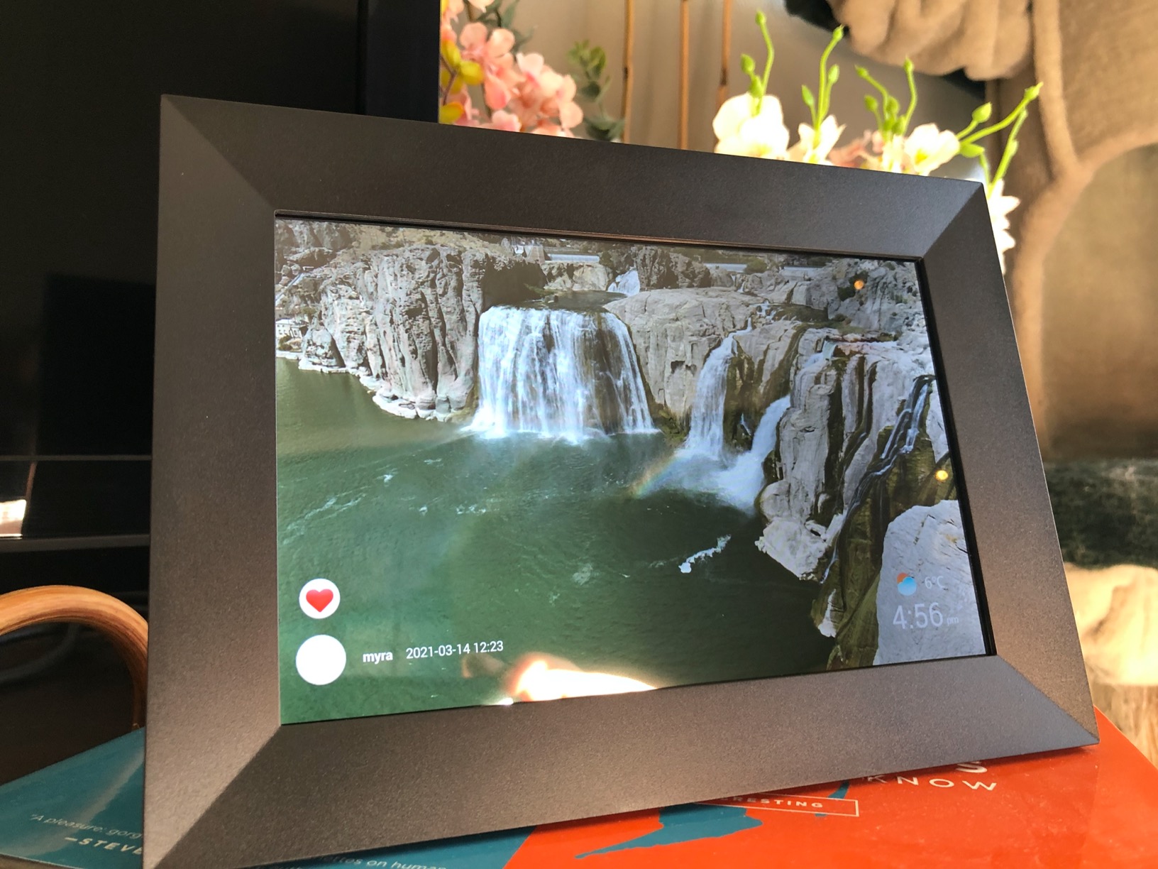 Digital Picture Frame, 10.1 Inch Picture Frame with 1280*800 HD IPS Touch Screen, Smart Digital Photo Frame Built-in 32GB Memory, Auto-Rotate Easy Setup to Share Photos or Videos via AiMOR APP (Black) customer photo 2
