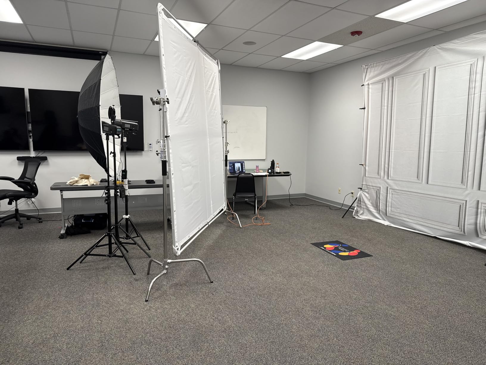 Glide Gear BFS 50 Compact Butterfly Scrim Kit 2' x 3.6' - White Diffusion + Double-Sided Black/Silver Reflector - Includes 2 Frames & 2 Scrims & Stabilization Kit customer photo 1