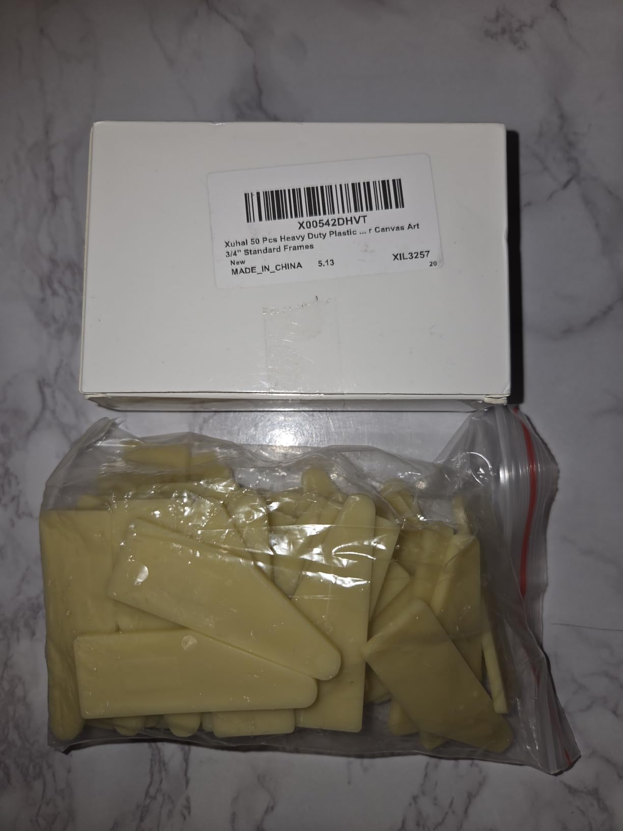Xuhal 100 Pcs Heavy Duty Plastic Corner Stretcher Key Reusable Unbreakable Wedges for Canvas Art 3/4