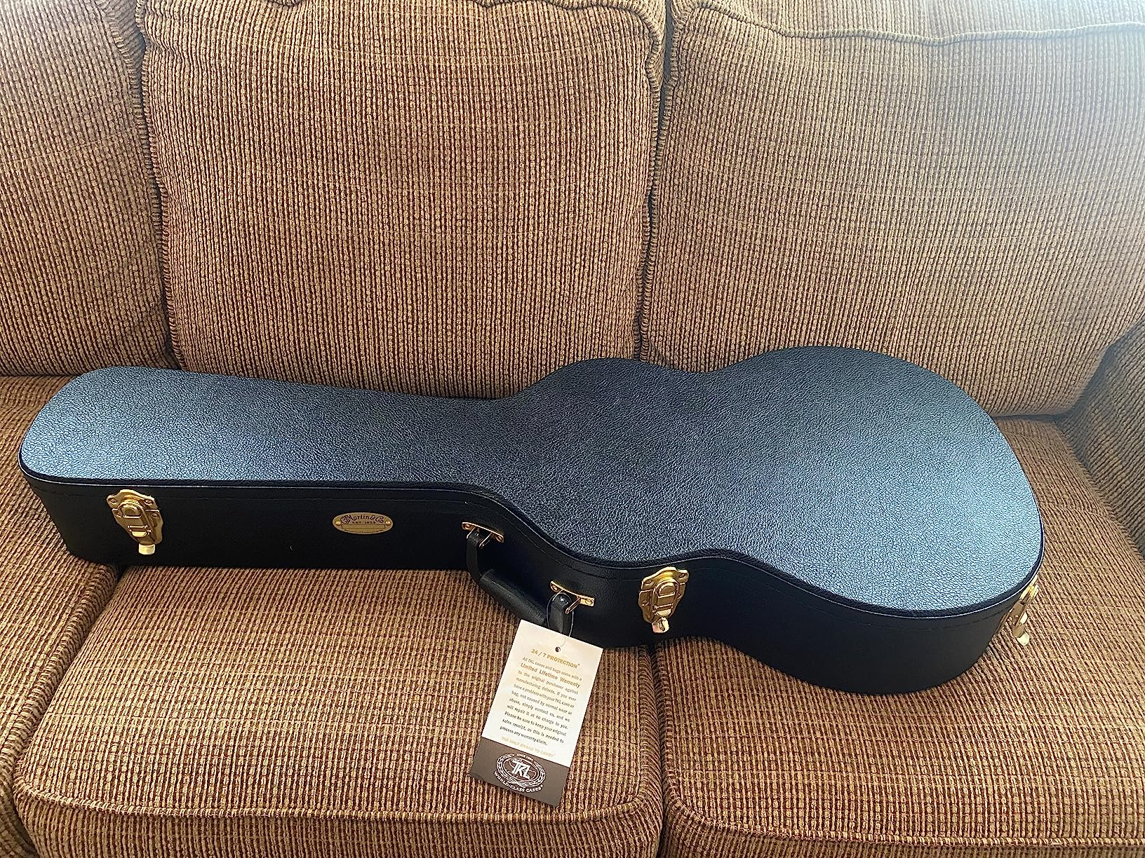 Martin Molded Hardshell Case - Dreadnought 14-Fret, Black Exterior with Plush Dark Green Interior, Form-Fit Protection with Locking Hardware customer photo 1