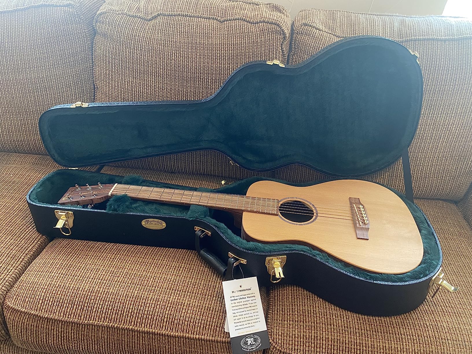 Martin Molded Hardshell Case - Dreadnought 14-Fret, Black Exterior with Plush Dark Green Interior, Form-Fit Protection with Locking Hardware customer photo 2
