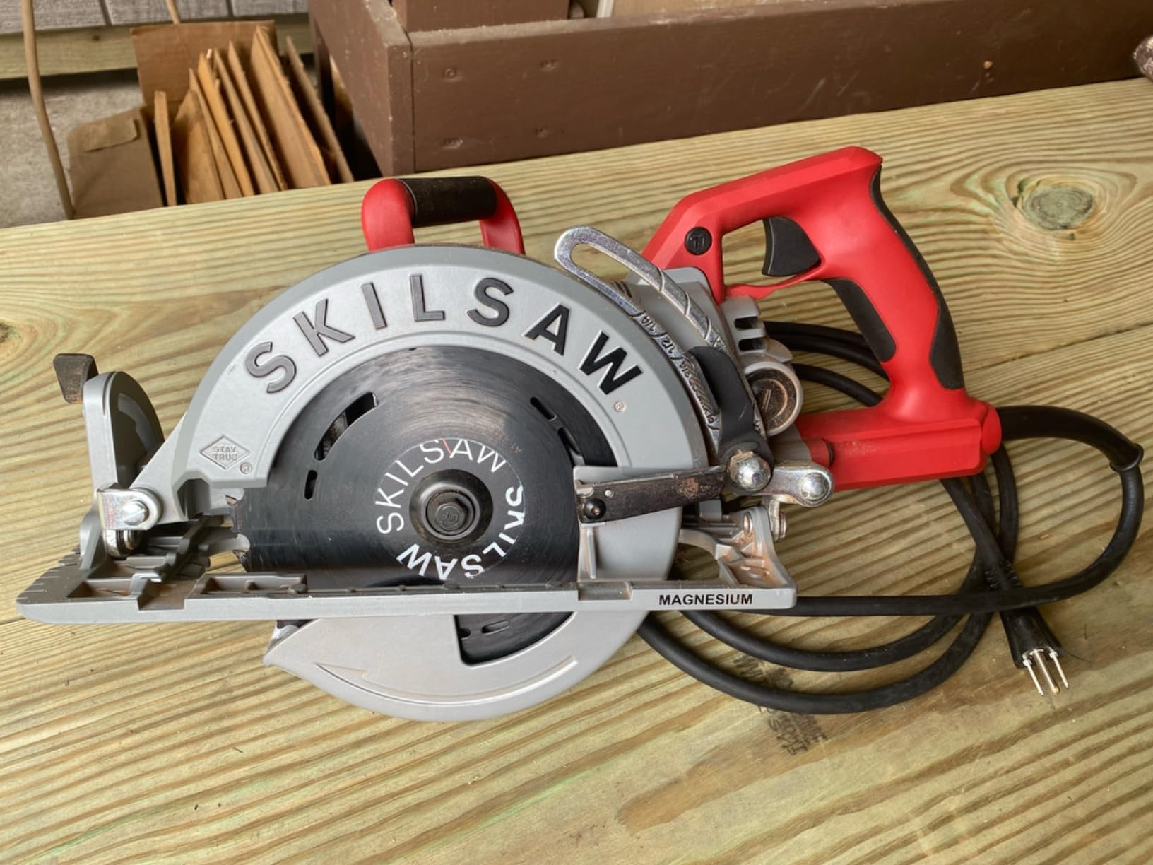 SKILSAW SPT77WML-01 15-Amp 7-1/4-Inch Lightweight Worm Drive Circular Saw, Silver | 11.5 Lb Magnesium Worm-Drive, Dual-Field 15a Motor, 7-1/4 Blade, 24t Diablo Carbide Blade Included, 53 Degree Bevel customer photo 2