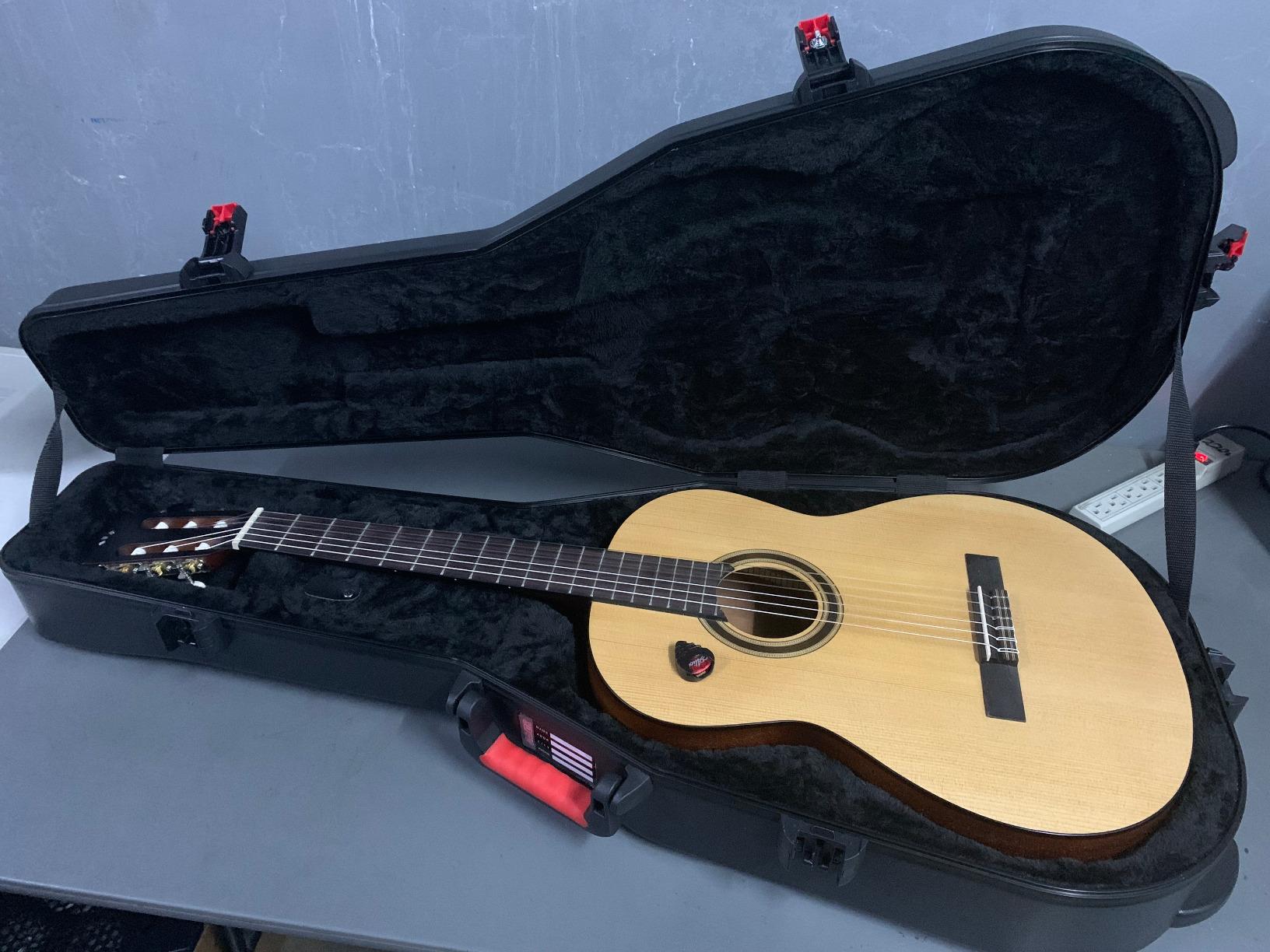 Gator Cases Molded Flight Case for Classical Style Acoustic Guitars with TSA Approved Locking Latch (GTSA-GTRCLASS) customer photo 2
