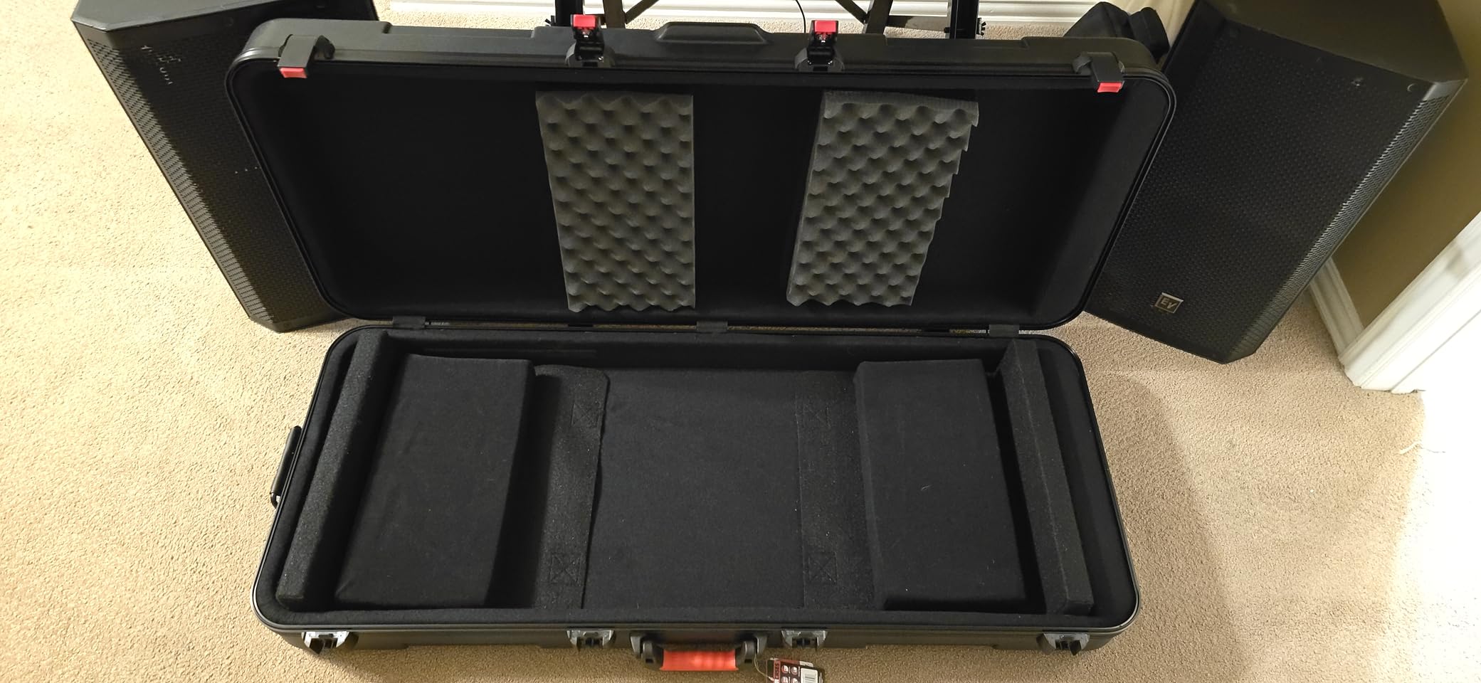 Gator Cases Frequent Flyer's Series Molded Flight Case for 88-Note Keyboards with TSA Approved Locking Latches and Recessed Wheels (GTSA-KEY88) customer photo 2