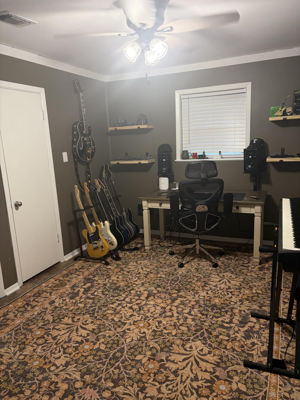 Gator Rok-It Collapsible Folding Guitar Rack Stand for 3 Guitars - Fits Acoustic, Electric, or Bass Guitars - Portable, Durable, Space-Saving Storage (RI-GTR-RACK3) customer photo 1