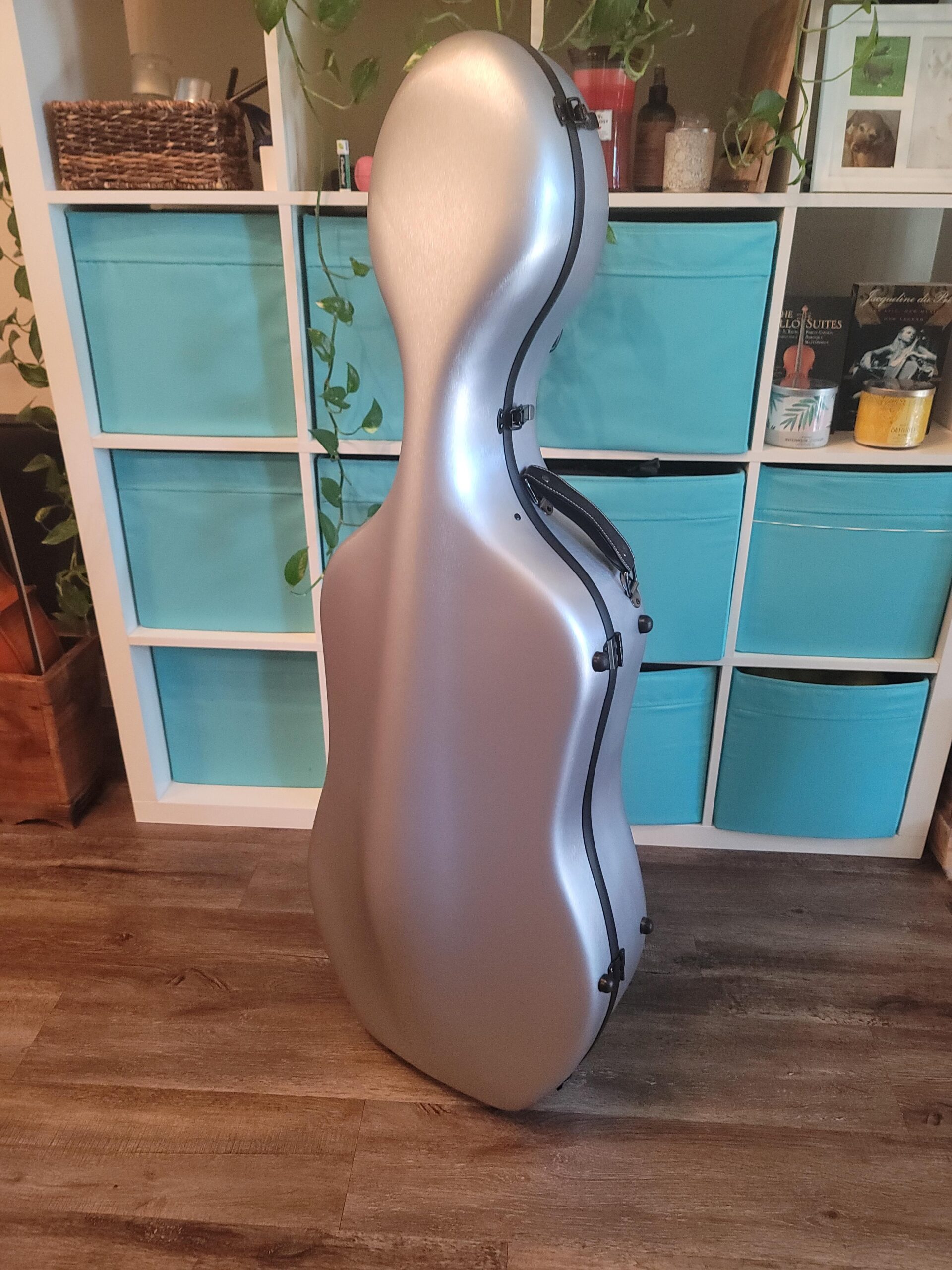 Crossrock Poly Carbon 4/4 Cello Case | Matte Blue with Wheels & Music Pouch - Lightweight Hard Shell for Daily Commute & Student Orchestra customer photo 1
