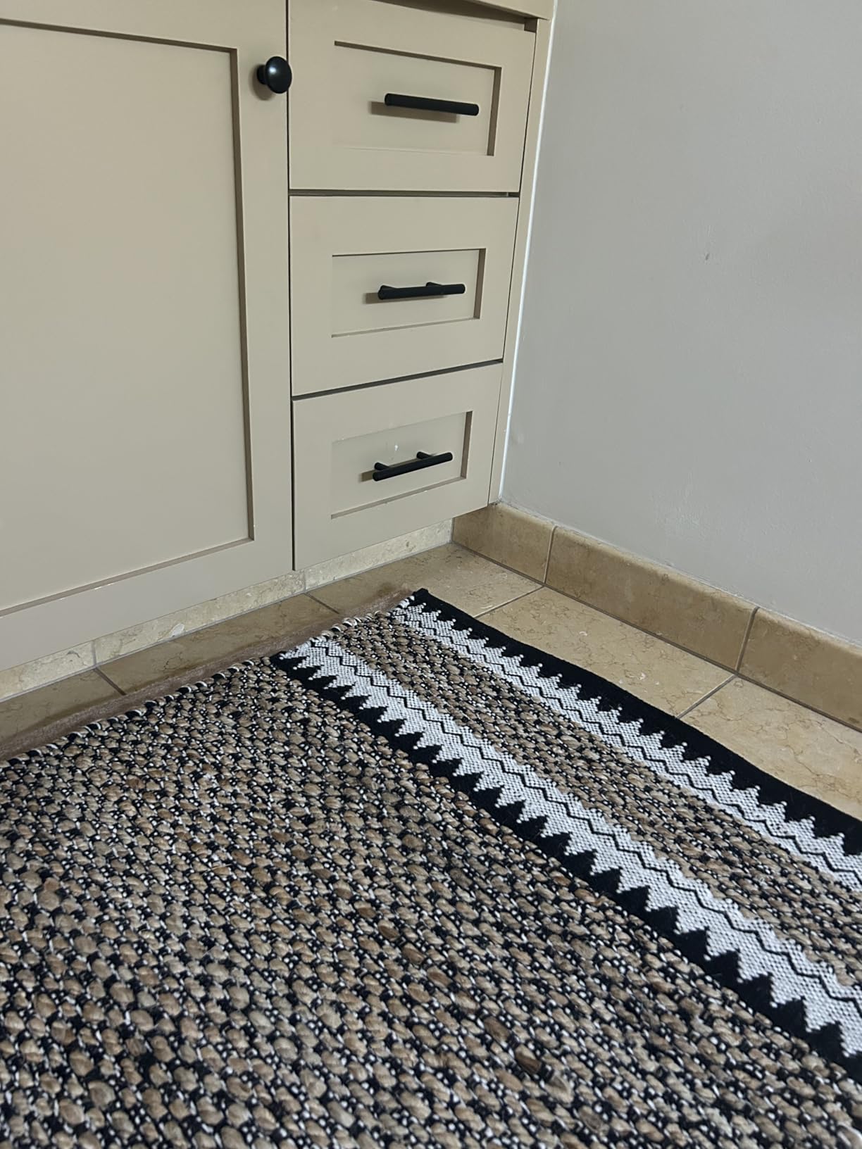 SAFAVIEH Natural Fiber Collection Area Rug - 5' x 8', Natural & Black, Handmade Farmhouse Boho Coastal Rustic Jute (NF874B) customer photo 1