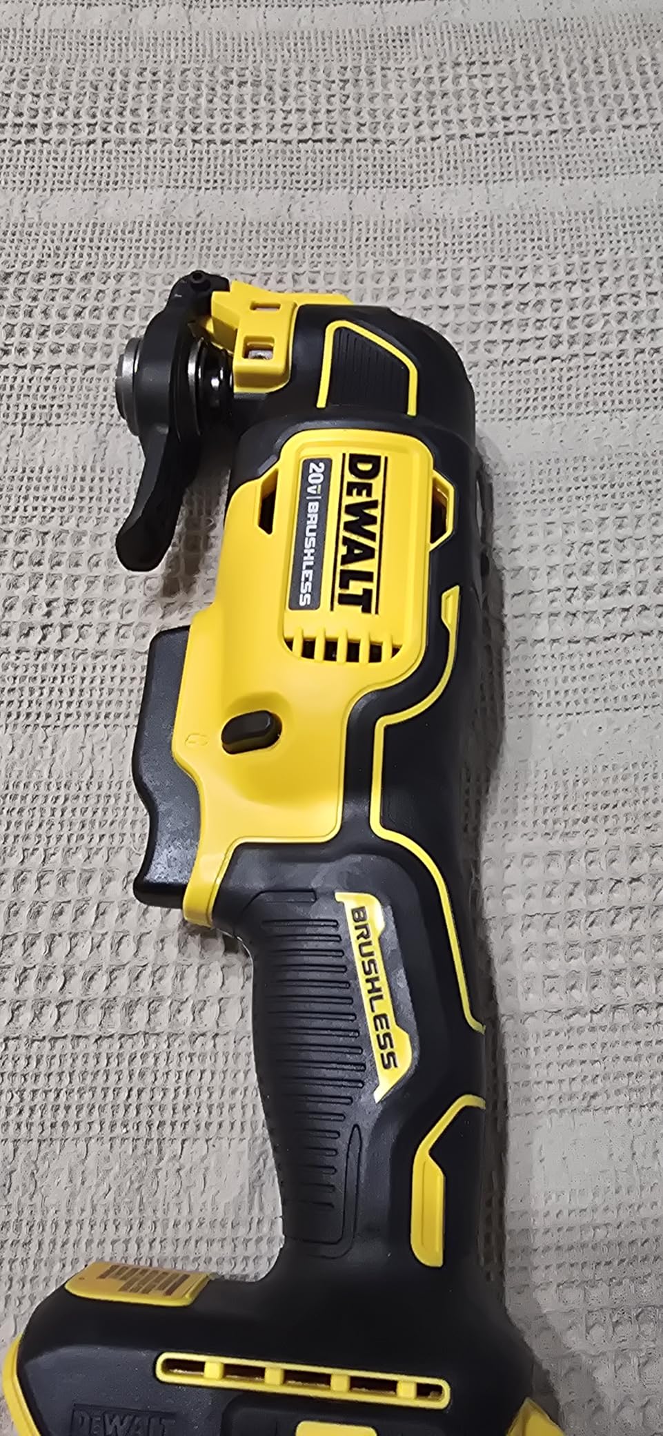 DEWALT atomic 20V MAX* Oscillating Tool, Cordless, Oscillating, Tool only (DCS354B) customer photo 2