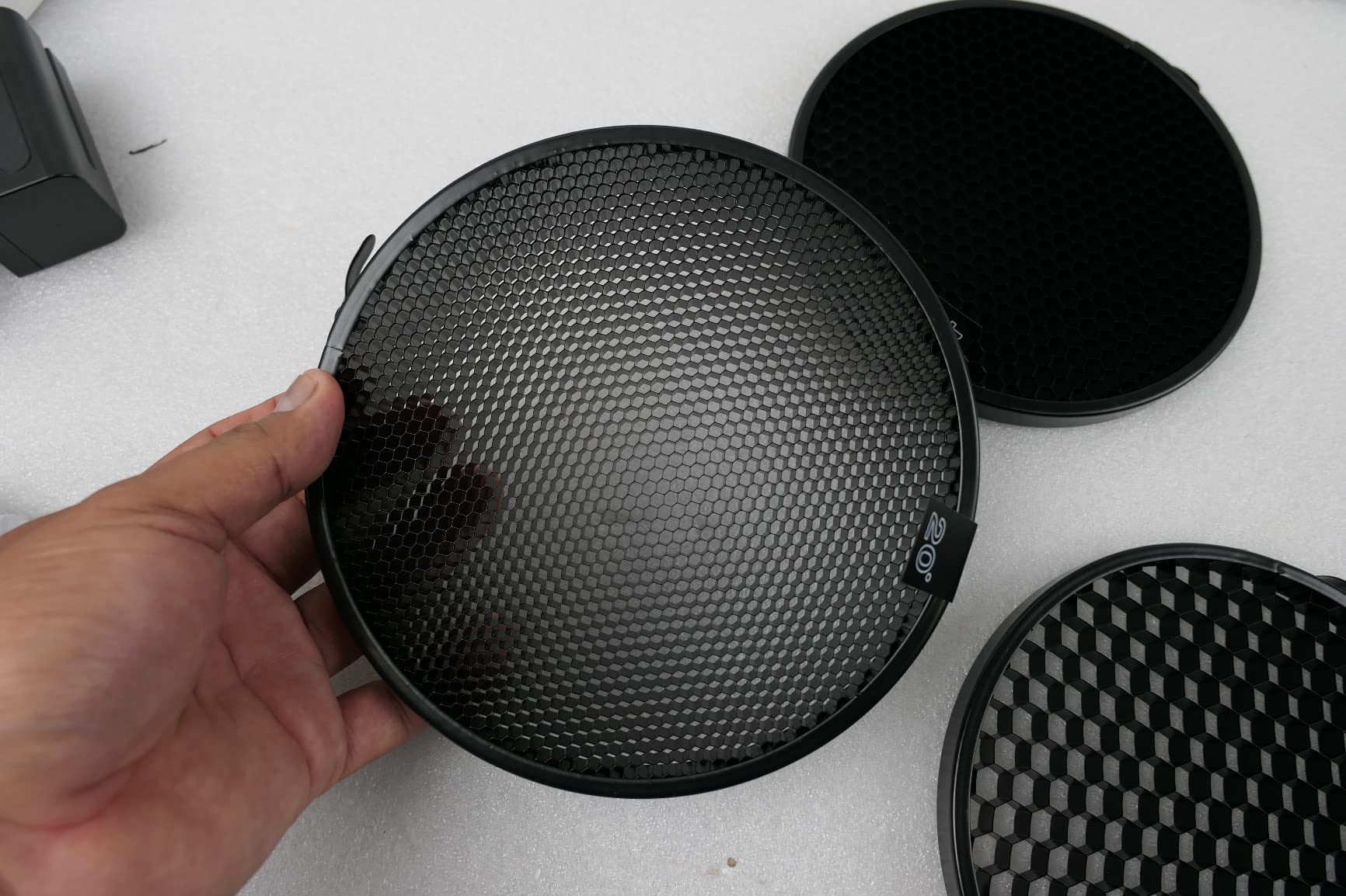 Neewer Standard Reflector 7 inches/18 Centimeters Soft Diffuser with 20/40/60 Degree Honeycomb Grid for Bowens Mount Studio Flash Strobe Light Monolight customer photo 2