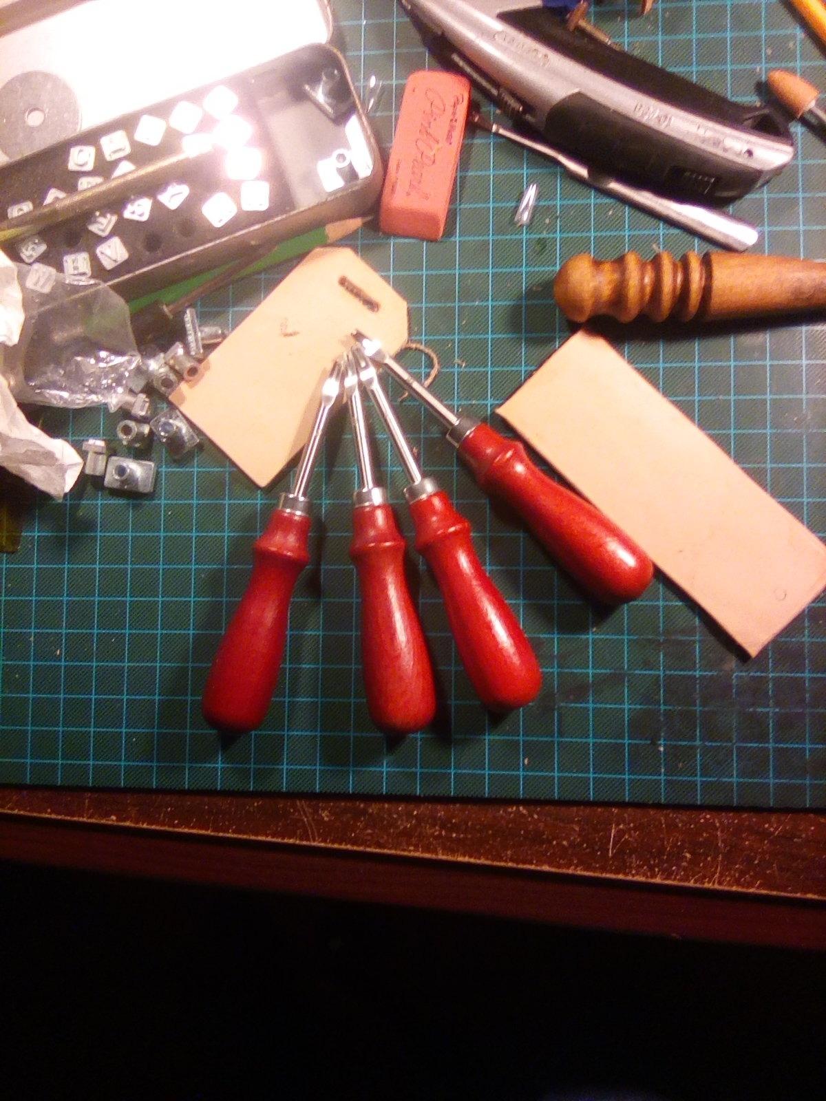 Mudder 4 Pcs Leather Bevelers Edge Beveler Craft Set Beveling & Skiving Tool for Edge Finishing Corner Rounding Shaving Gifts for Artisans DIY Enthusiasts Hobbyists Studio 0.8/1.0/1.2/1.5mm customer photo 2