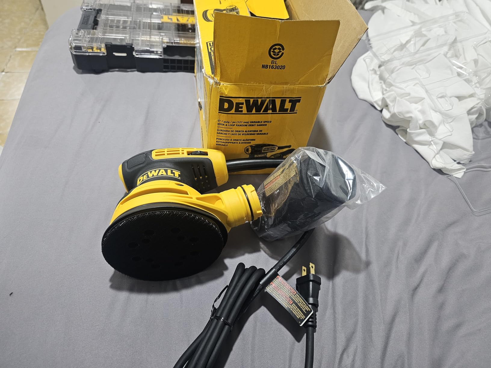 DEWALT Random Orbit Sander, Variable Speed, 5-Inch (DWE6423) customer photo 1
