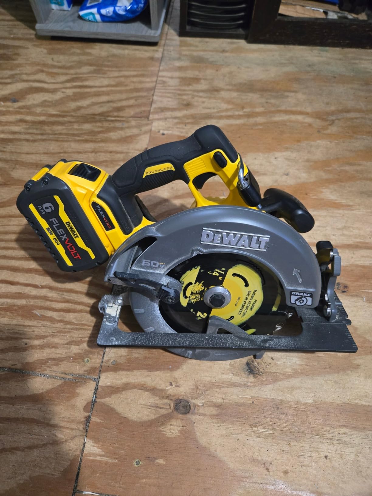 DEWALT FLEXVOLT 60V MAX* Circular Saw with Brake, 7-1/4-Inch, Tool Only (DCS578B) customer photo 2