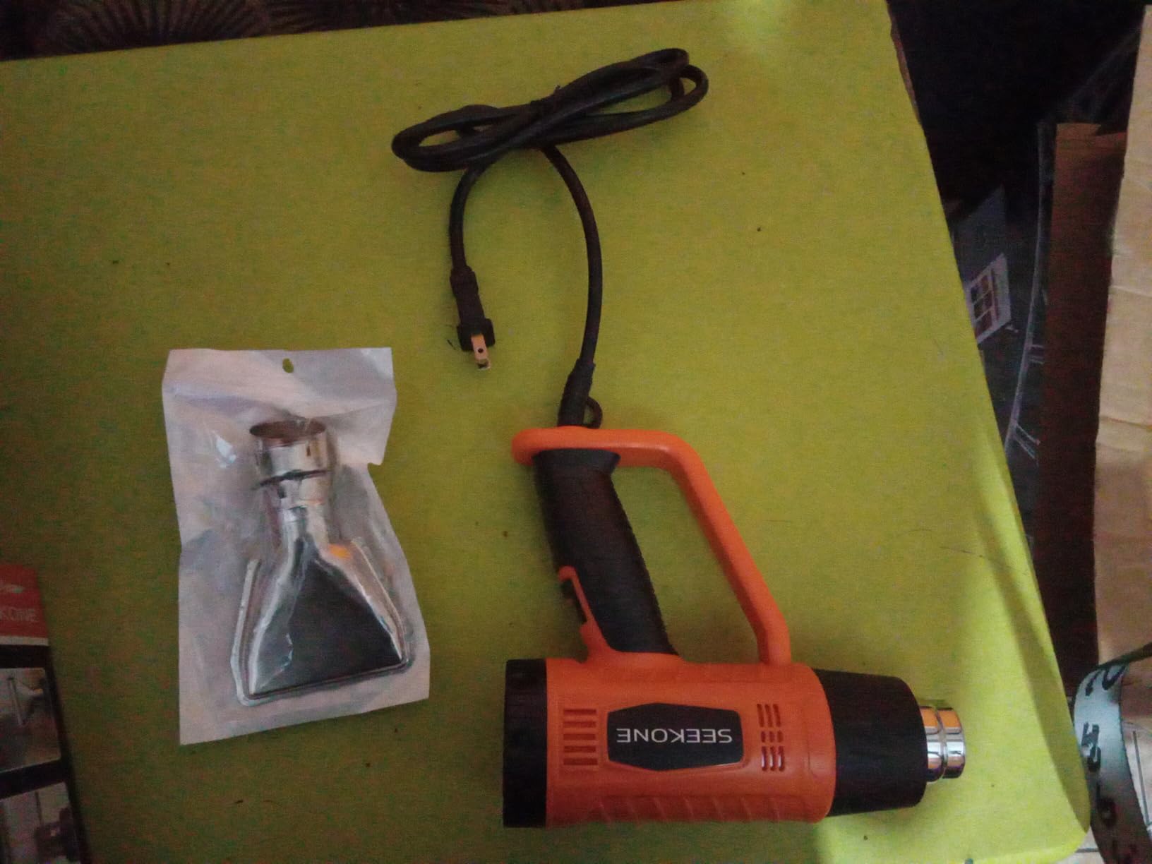 SEEKONE Heat Gun 1800W with 1112°F & 752°F 2 Temperature Settings for Crafting, 2-Speed Airflow 500/250L/min, Ergonomic Handle, Overheat Protection, 4 Nozzles For Vinyl Wrap, Shrink Wrap, Paint Removal customer photo 2