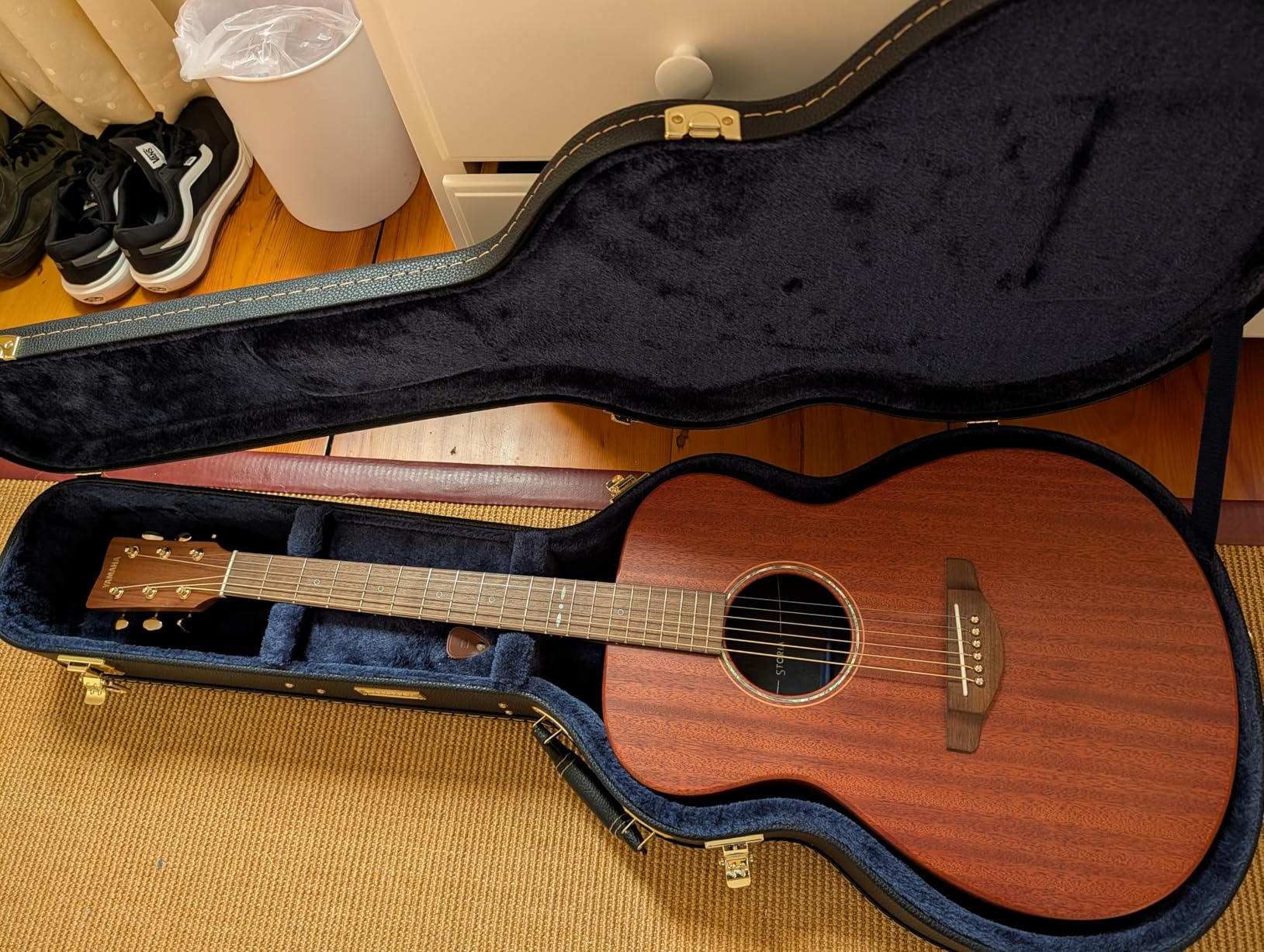 Crossrock Hard-Shell Wooden Guitar Case for 4/4 Classical Nylon String Guitars - Black customer photo 1