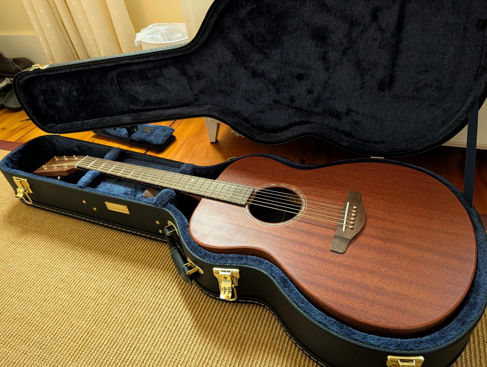 Crossrock Hard-Shell Wooden Guitar Case for 4/4 Classical Nylon String Guitars - Black customer photo 2