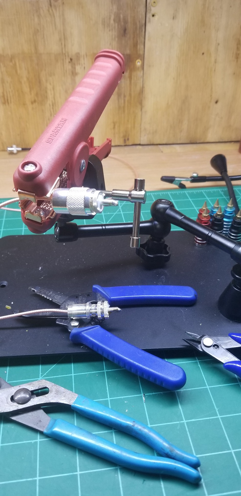 NOEVSBIG Magnetic Helping Hands Soldering Station with Large & Heavy Duty Base,2.16-inch Jaw Opening Soldering Clamp,4 PCB Holders,4 Flexible Arms Helping Hands for Electronic Repair Soldering Jewelry customer photo 1