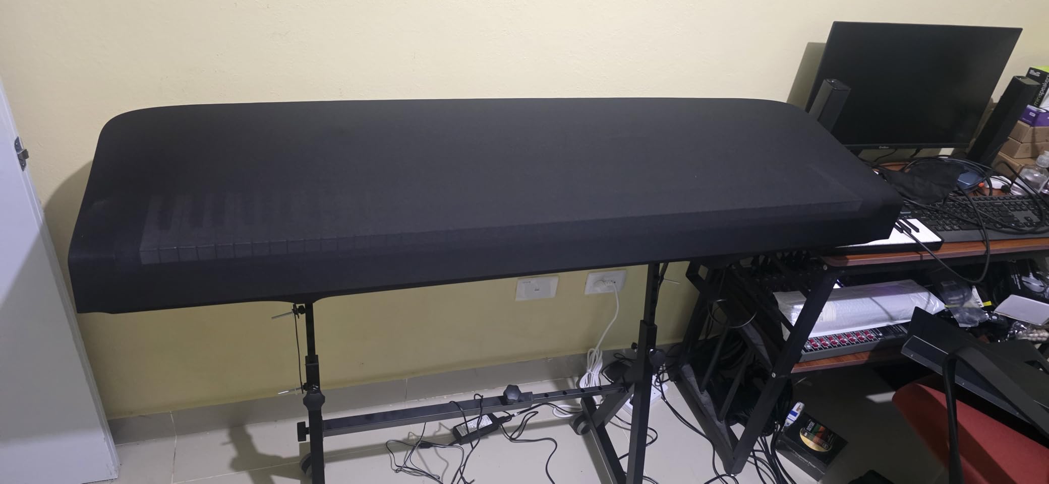 Yamaha DGX-670WH 88-Key Weighted Digital Piano with Sustain Foot Switch and Music Rest, White customer photo 1