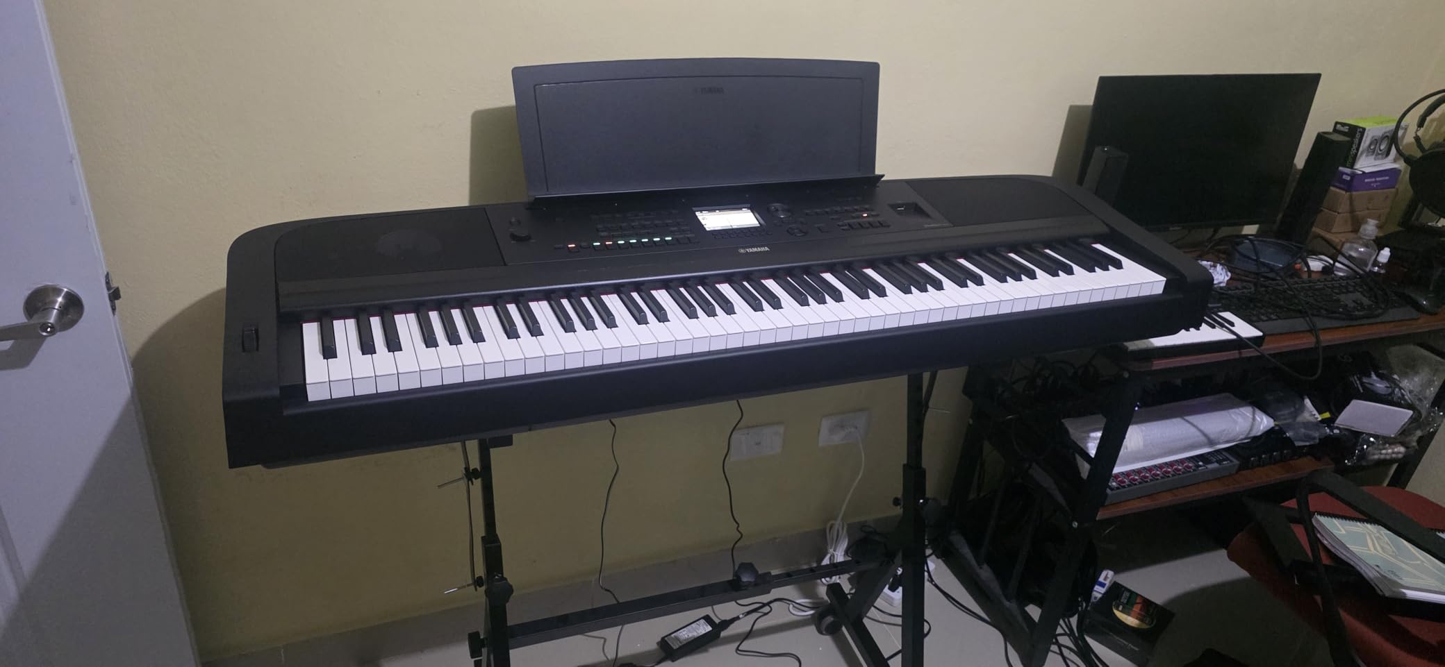 Yamaha DGX-670WH 88-Key Weighted Digital Piano with Sustain Foot Switch and Music Rest, White customer photo 2