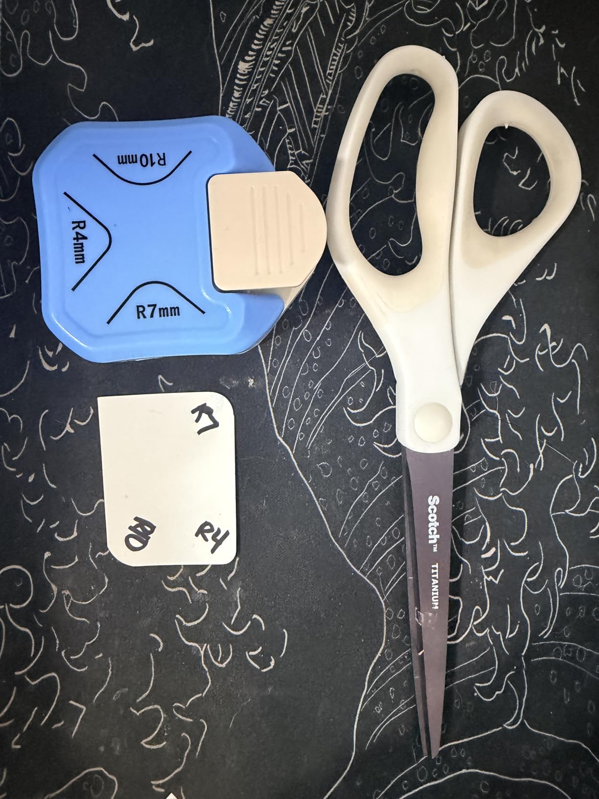 QIQQIKIN Paper Corner Rounder 3 in 1 (R4mm+R7mm+R10mm), Punches for Crafts, Cutter, Hole Puncher for Laminate, DIY Projects, Photo Cutter, Card Making Scrapbooking and Journaling customer photo 2