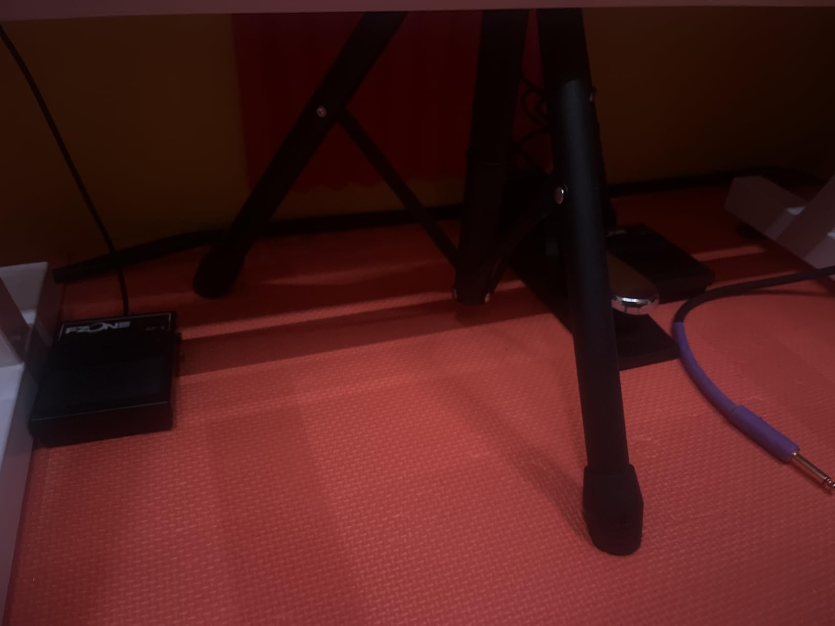FZONE Compact Sustain Pedal for Keyboards Digital Pianos Synthesizers, Tone Modules, Drum Machines All Metal Heavy Design, Non-Slip, with Polarity Switch customer photo 2