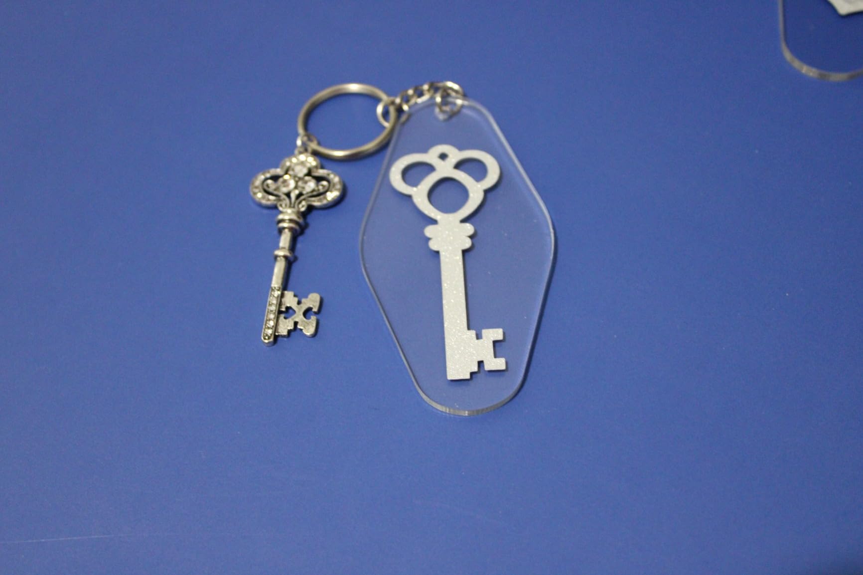 90pcs Acrylic Blanks Key Tags Kit, Including 30 pcs Motel Hotel Shape Retro Acrylic Board, 30 Keychain Rings and 30pcs Jump Rings for Cricut Crafting Vinyl Ornament Blanks DIY Keychain Making customer photo 2