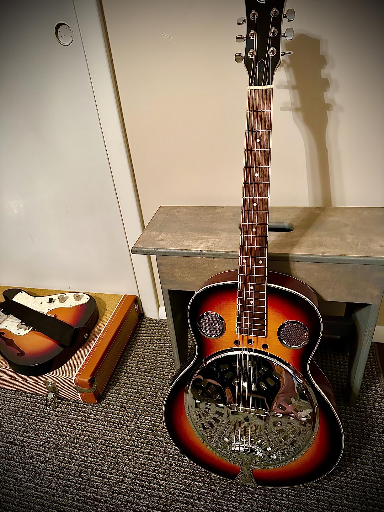 Pyle Resophonic Resonator Acoustic Electric Guitar-6 String Round Neck Sunburst Mahogany Traditional Resonator w/Built-in Pre Amplifier,Case Bag,Strap,Steel Strings,Tuner,Picks customer photo 2