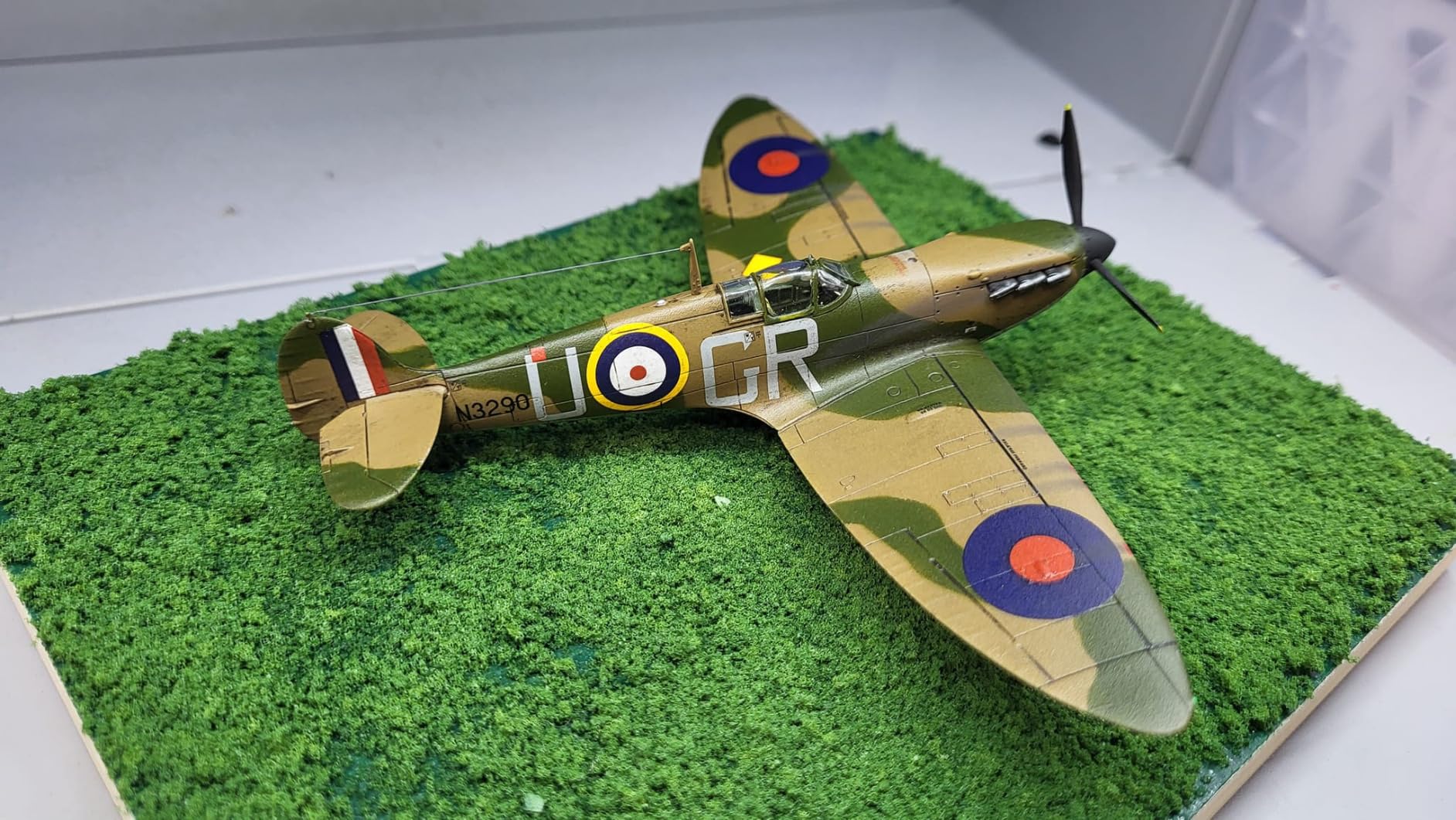 Airfix Model Airplane Kit Gift Set - Supermarine Spitfire Mk.Vc 1:72 Scale Starter Set customer photo 1