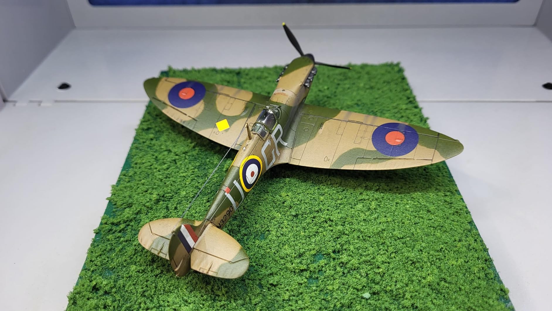 Airfix Model Airplane Kit Gift Set - Supermarine Spitfire Mk.Vc 1:72 Scale Starter Set customer photo 2