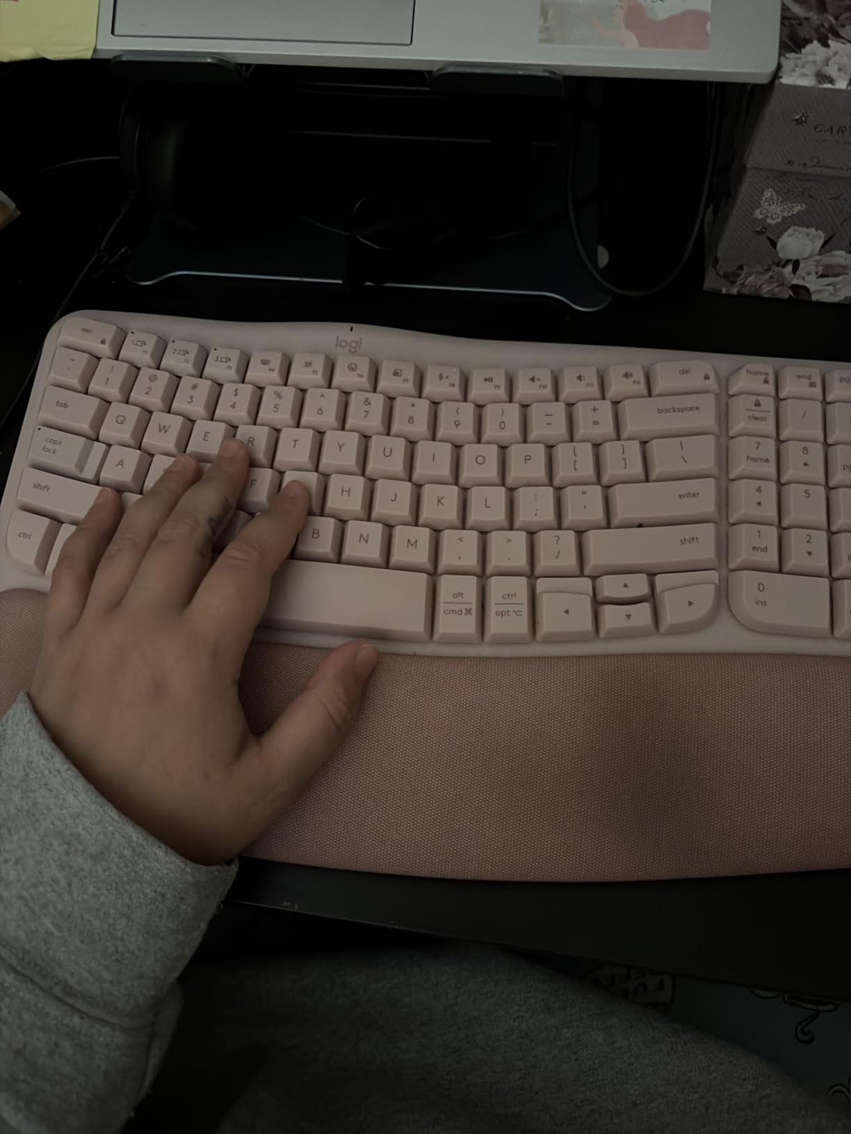 Logitech Wave Keys Wireless Ergonomic Keyboard - Rose - Cushioned palm rest, comfortable natural typing, Easy-Switch, Logi Bolt Receiver, Multi-OS, Windows/Mac customer photo 2