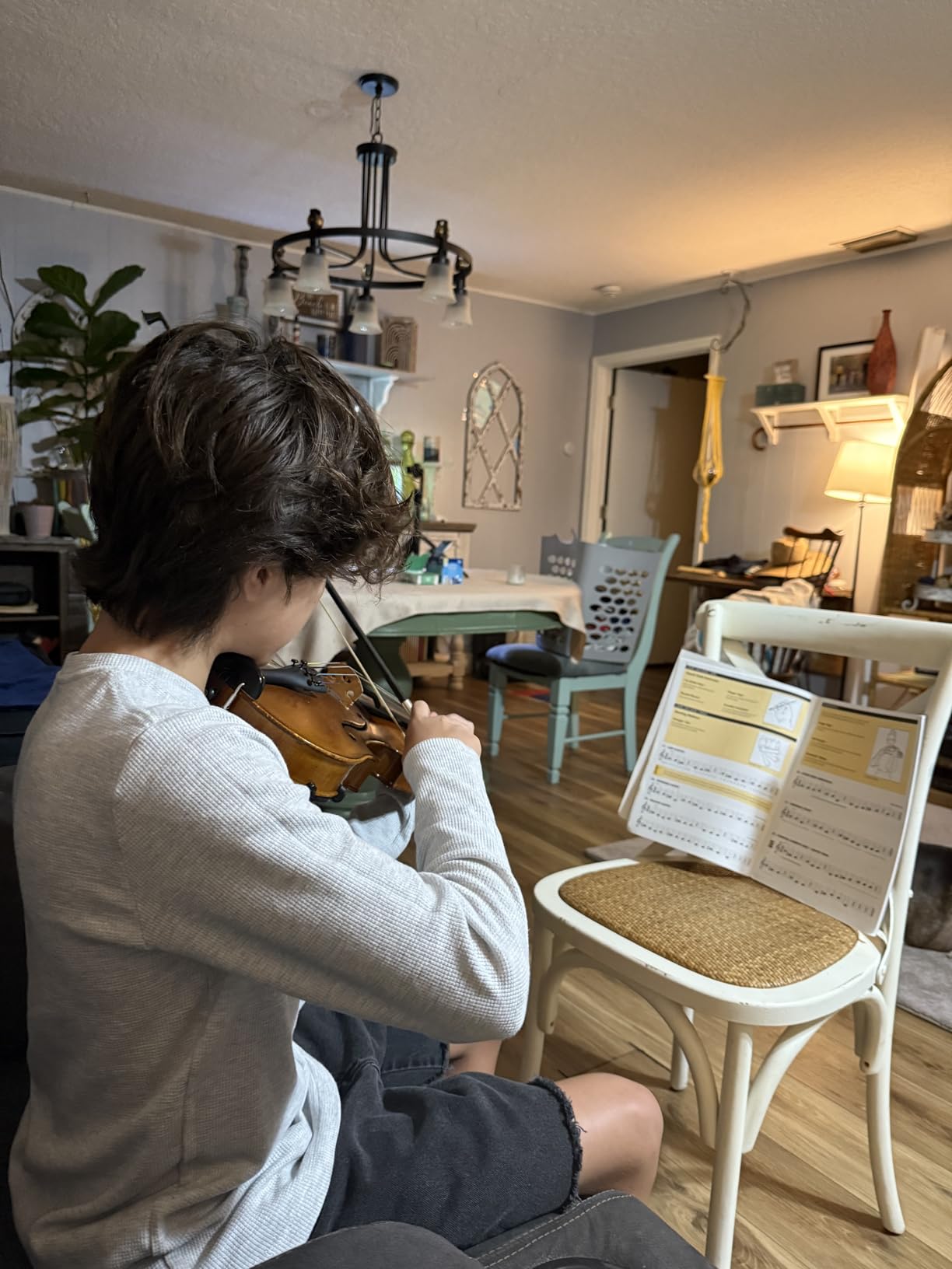 SUEWIO Violin Shoulder Rest for 4/4 and 3/4 Size, Imitation Wood Grain Violin Shoulder Rest with Comfortable Foam Pad & Height Adjustable Feet customer photo 2