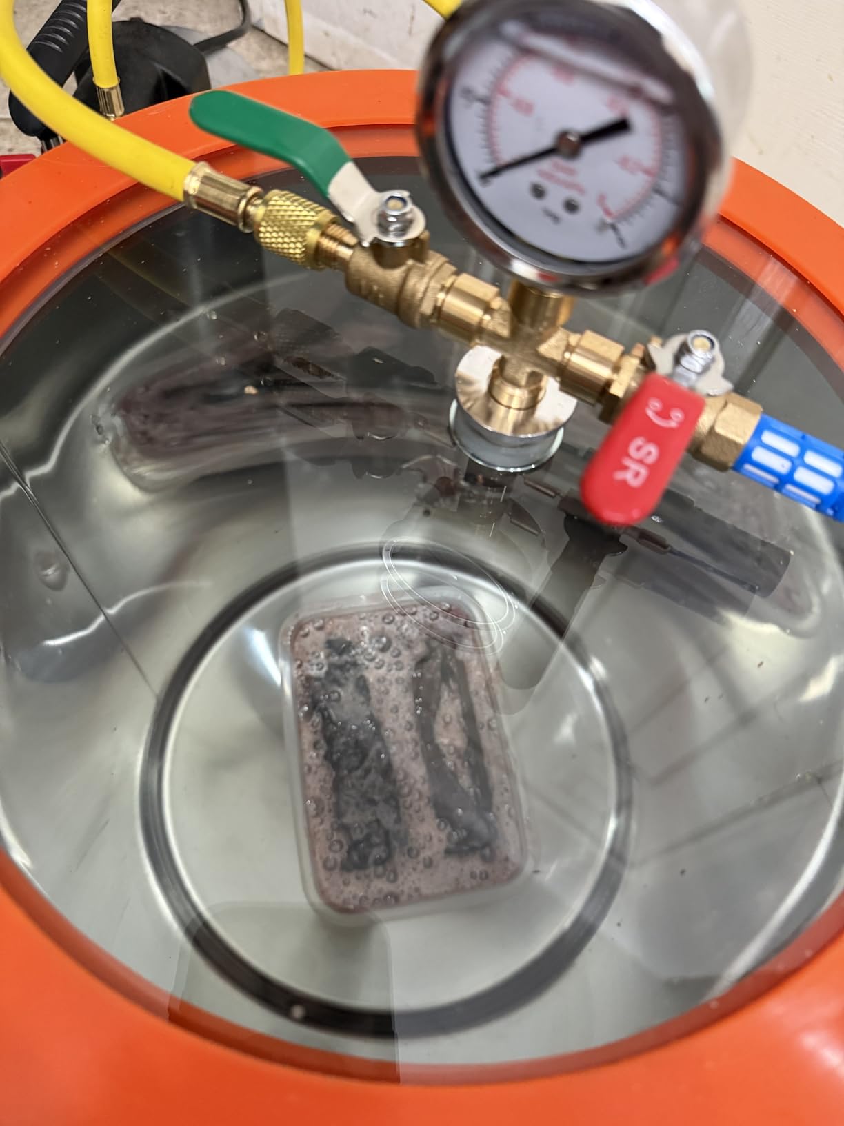 VEVOR 5 Gallon Vacuum Chamber, Upgraded Tempered Glass Lid Vacuum Degassing Chamber, 304 Stainless Steel Chamber, for Stabilizing Wood, Resin Degassing, Silicone Degassing and Plaster Degassing customer photo 1
