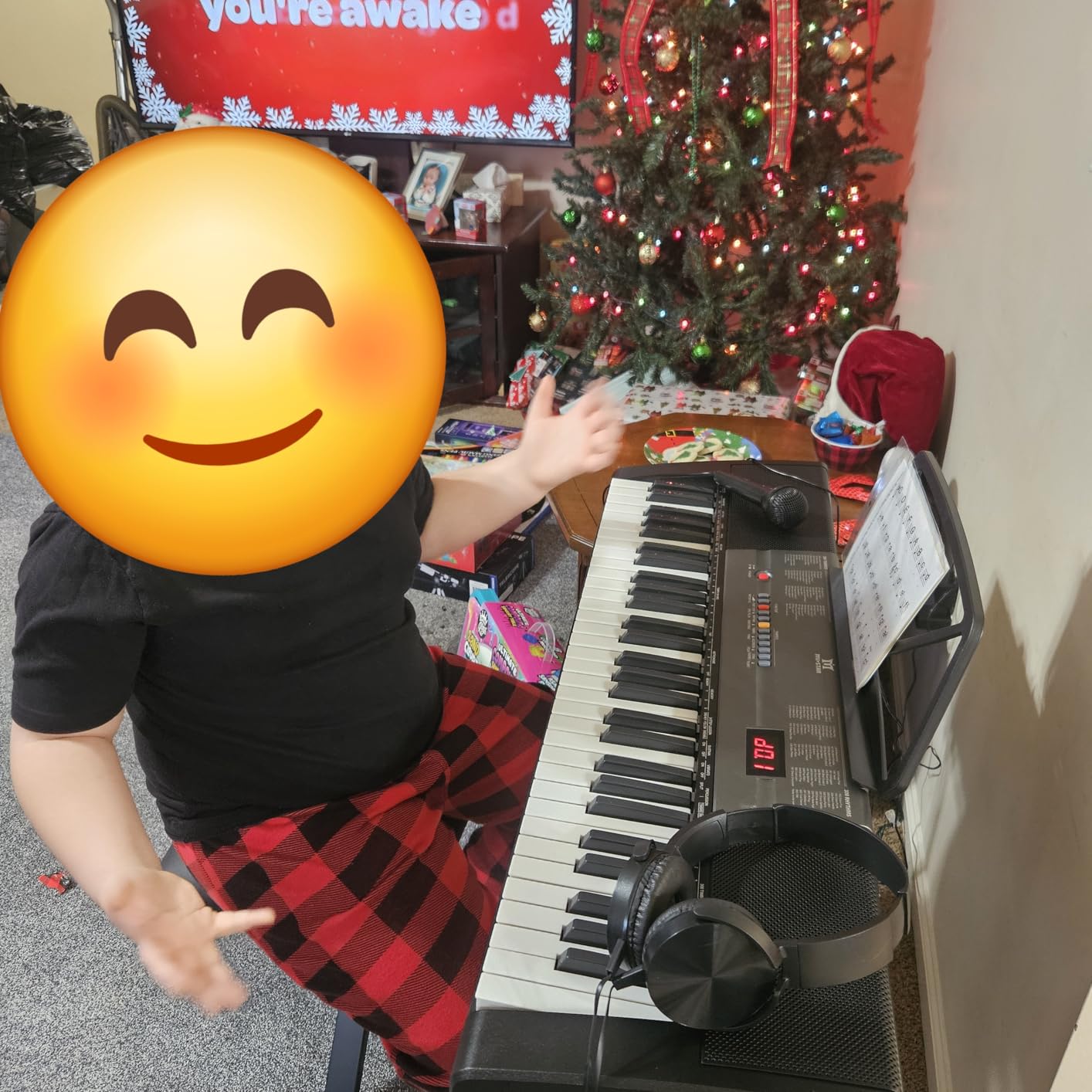MUSTAR 61 Key Piano Keyboard, Electric Piano Keyboard with Lighted Up Keys, Learning Keyboards Piano for Beginners With Piano Stand, LCD Screen, Headphones, Microphone (Black with Stool) customer photo 2