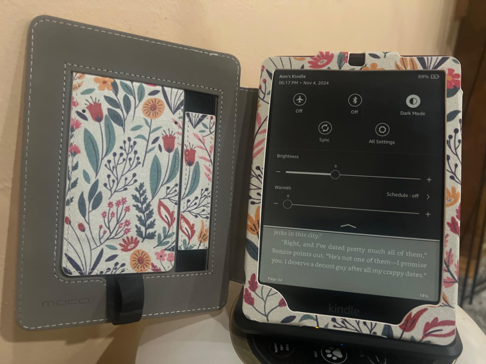 Kindle Paperwhite Signature Edition 32GB (newest model) - 20% faster with auto-adjusting front light, wireless charging, and weeks of battery life - Metallic Black customer photo 1