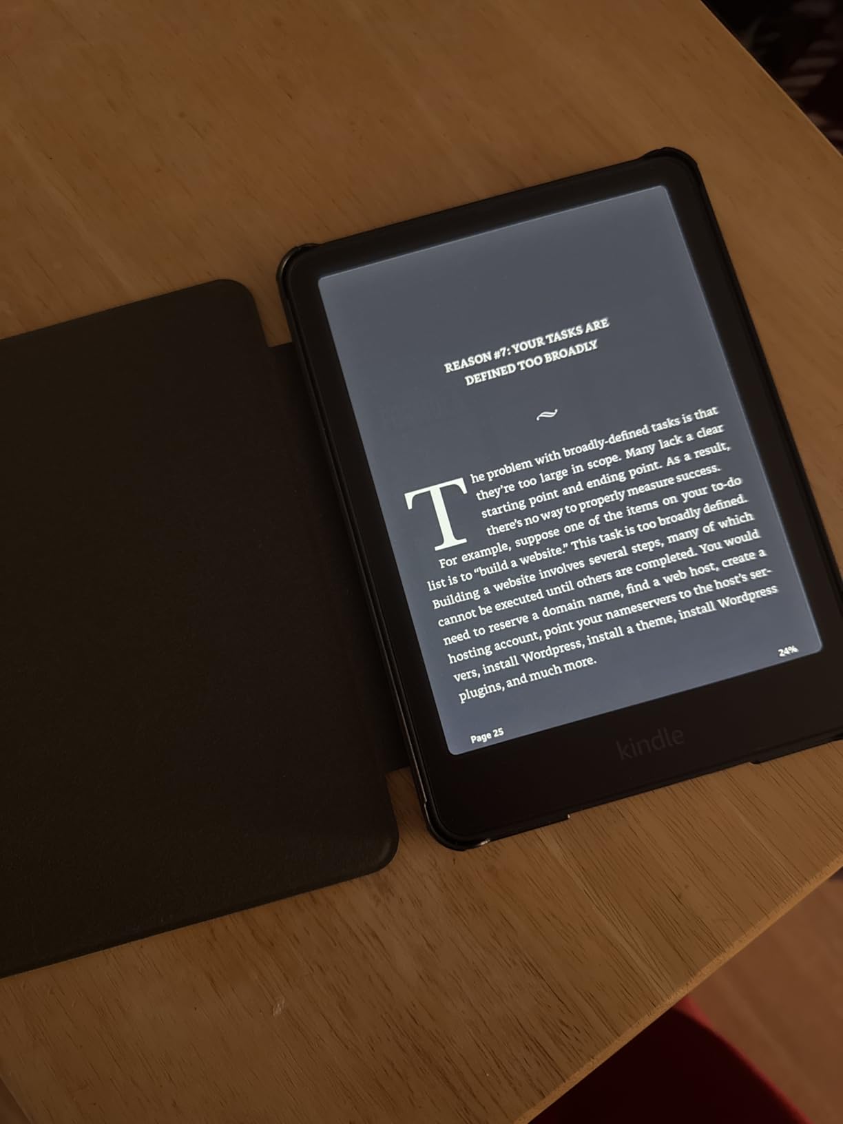 Kindle Paperwhite Signature Edition 32GB (newest model) - 20% faster with auto-adjusting front light, wireless charging, and weeks of battery life - Metallic Black customer photo 2