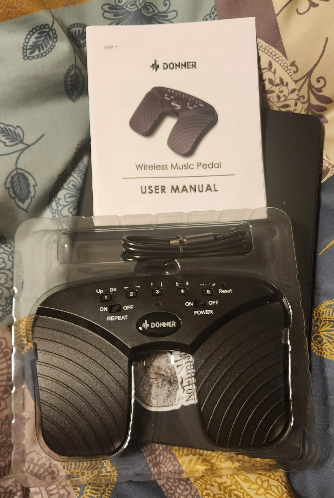 Donner Wireless Page Turner Pedal, Rechargeable Music Page Turner foot pedal for Tablets Phone, Black customer photo 1