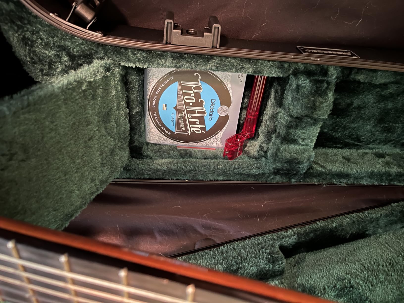 Crossrock Classical Guitar Flight Case for 4/4 Full Size (CRA980CBK) - Black Scratch-Resistant Shell, Security Lock, Velvet Interior & Accessory Compartment customer photo 2