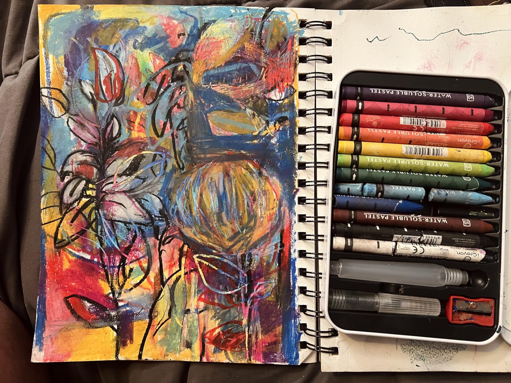 25 Colors Water-Soluble Pastel Crayons Set, Multi-Technique Art Kit with Brush & Palette, Versatile for Watercolor, Oil Pastel & Ink Effects, Easy Blending for Beginners, Sketching & Creative Drawing customer photo 1