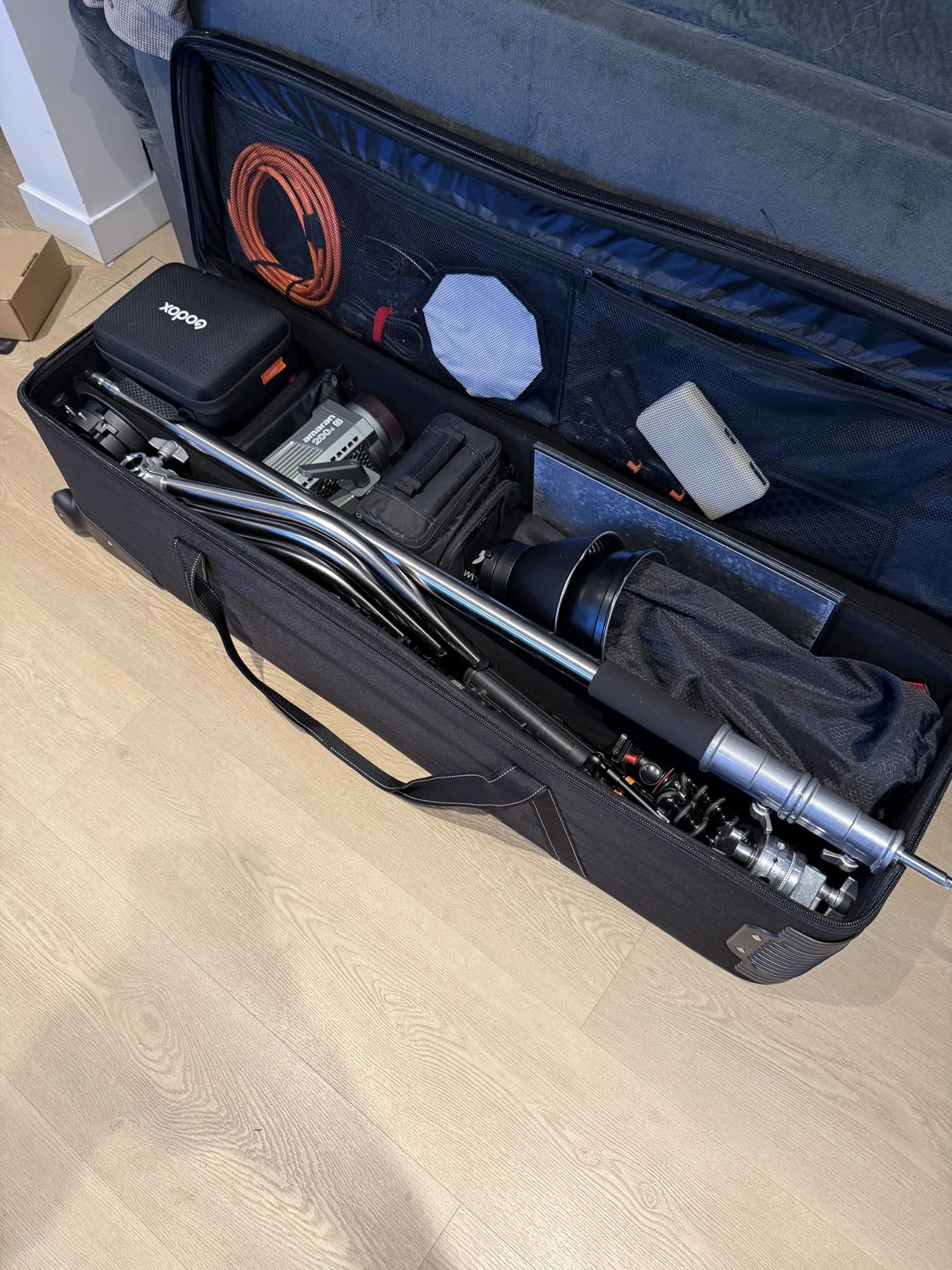 VEVOR Studio Equipment Trolley Case, 51.57 x 14.37 x 14.96 in / 131 x 36.5 x 38 cm, Rolling Camera Bag, Carrying Bag with Wheels Straps Padded Compartment Handle, for Light Stands, Tripods, Telescopes customer photo 2