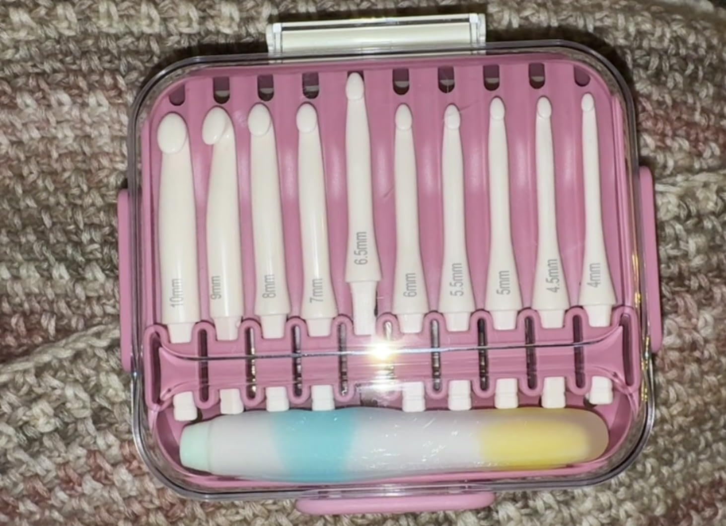 Monipair Crochet Hooks Set, Jelly-Soft Handle, 10 Sizes | Gel-Infused handle great for arthritic hands, 10 interchangeable crochet hooks, tidy case with essential crocheting supplies customer photo 1