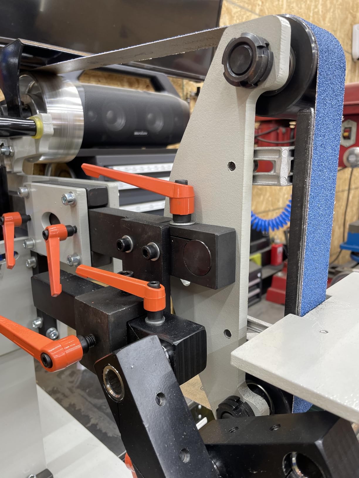 JLD 2 * 72-82 Belt Grinder Sander, equipped with 2.2KW VFD, three sets of grinding heads, and 3 zirconia corundum sand belts (60 100 180) compatible with 2 * 72 sand belts customer photo 1
