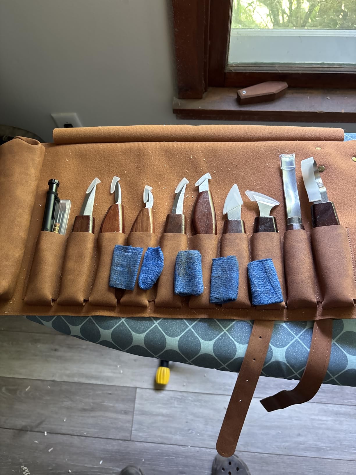 SakerNeo Deluxe Wood Carving Kit whittling kit, 25 Piece Wood Carving Tools with Thick Leather Storage Bag,wood carving set-Ideal Woodworking Tools and Hobbies for Beginners Enthusiasts Gift DIY customer photo 1