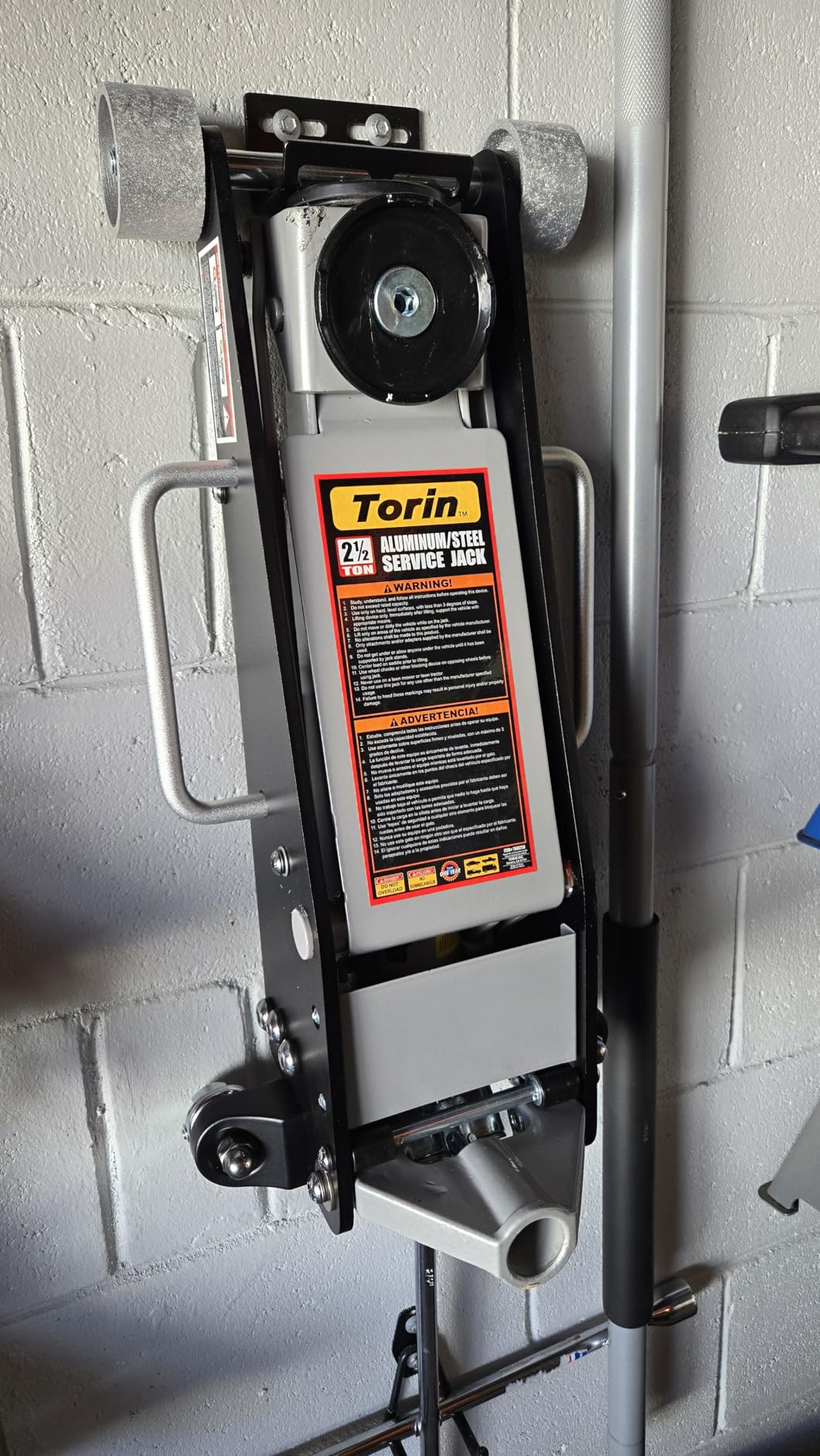 Torin Floor Jack, 2.5 Ton Aluminum and Steel Hydraulic Low Profile Car Jack with Dual Piston Quick Lift Pump, Lightweight Racing Floor Jack for Vehicle, 5,000 lb Capacity, Black, T84025B customer photo 2