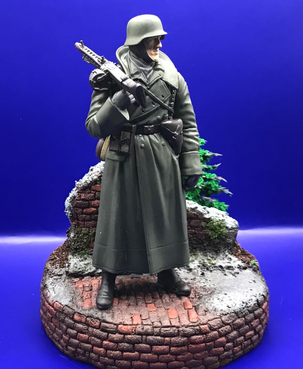 TAMIYA 1:16 WWII Figure German Soldier with Coat and MG customer photo 1
